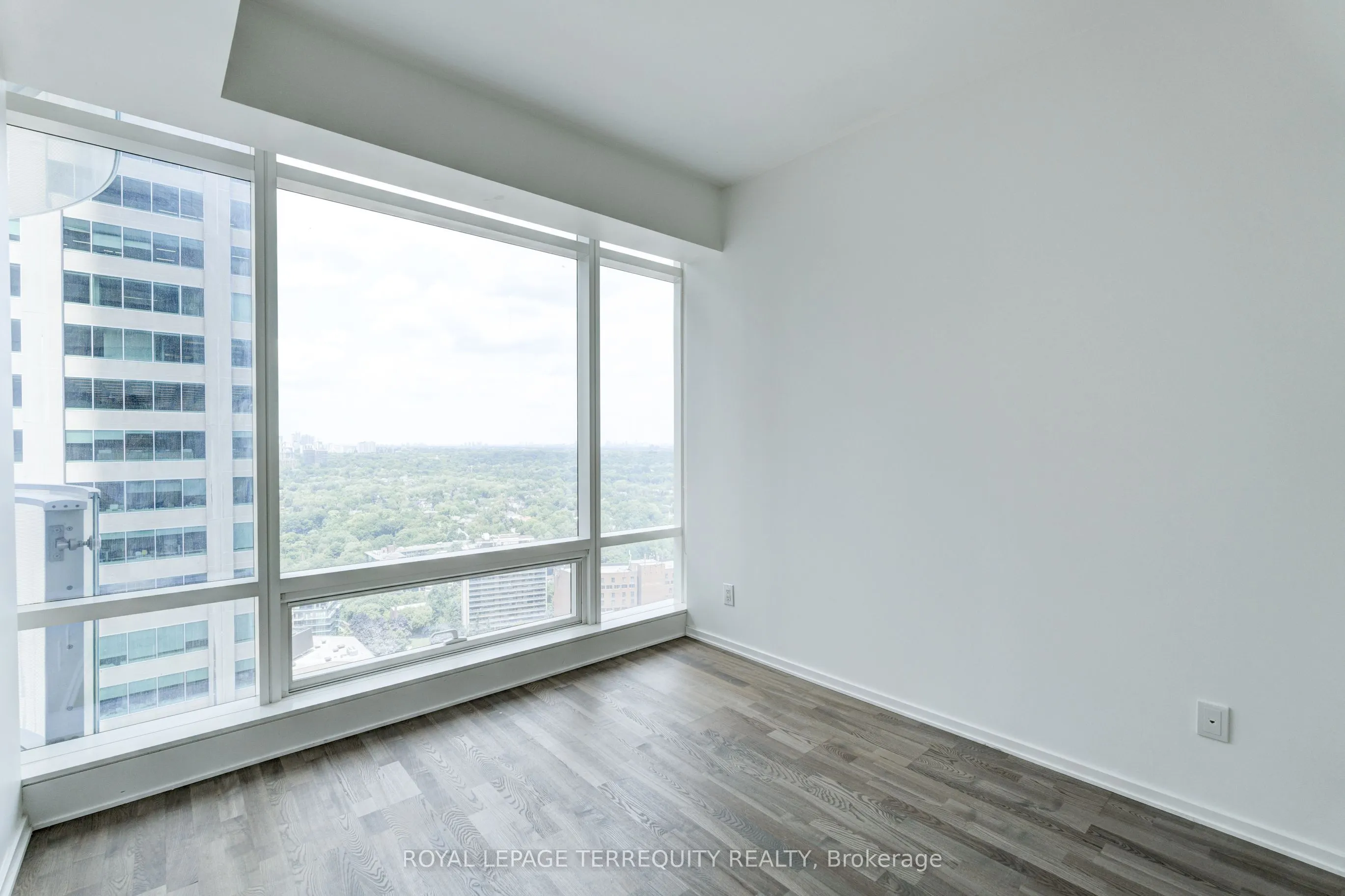 1 Bloor Street E, #2712