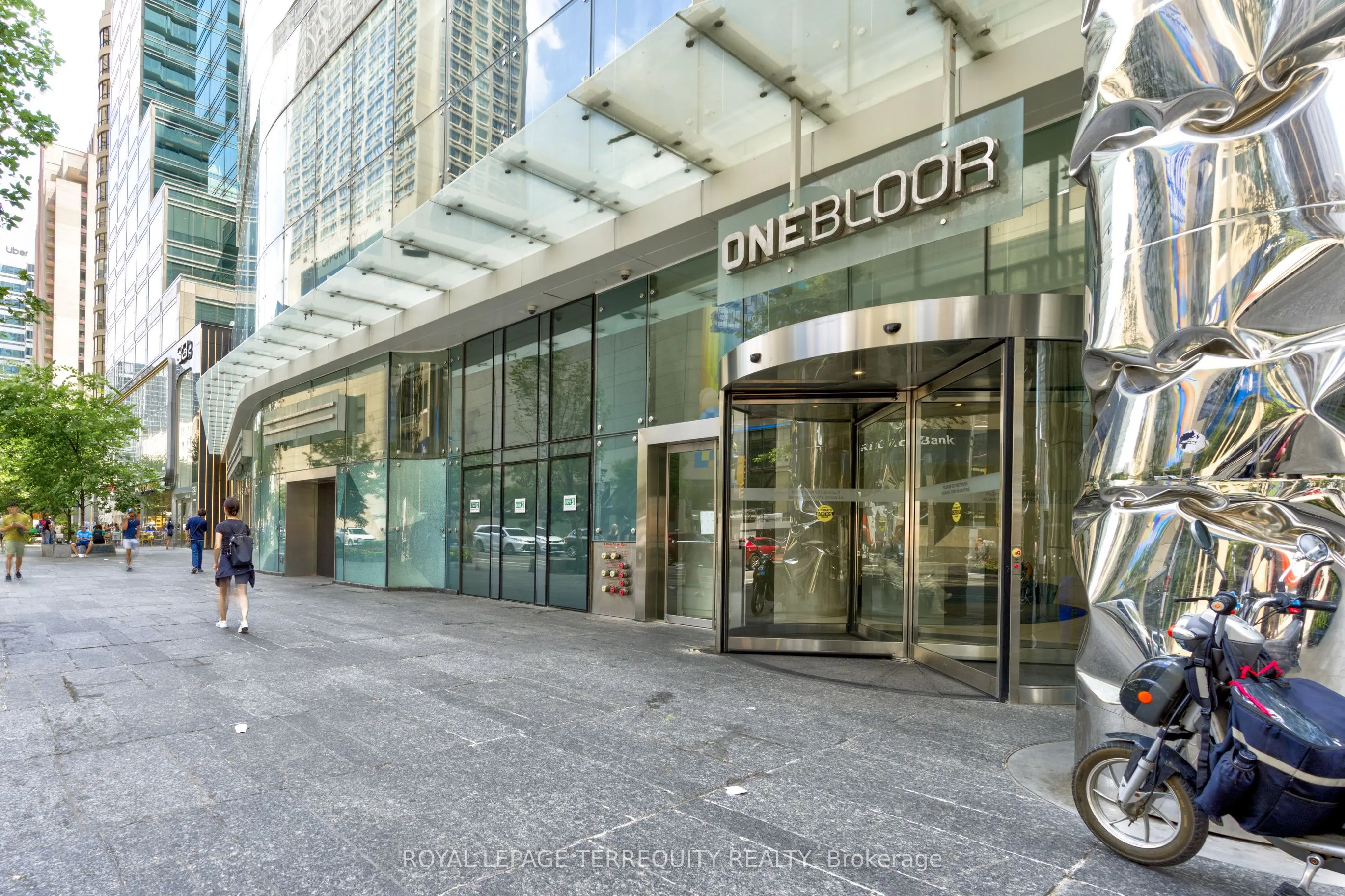 1 Bloor Street E, #2712
