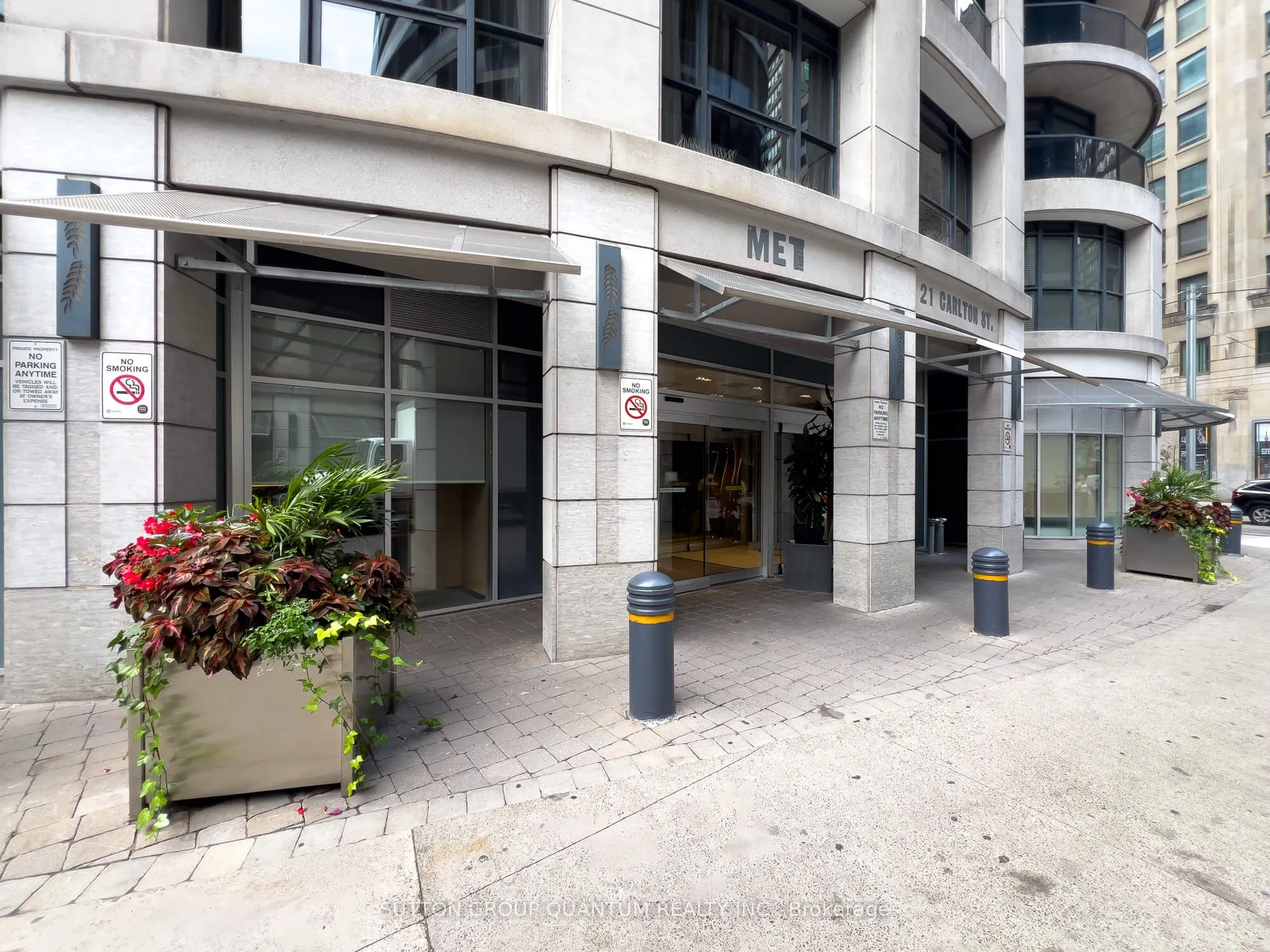 21 Carlton Street, #1902