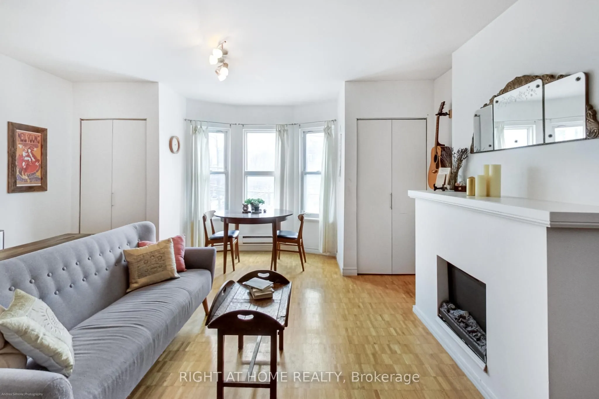 942 Queen Street W
