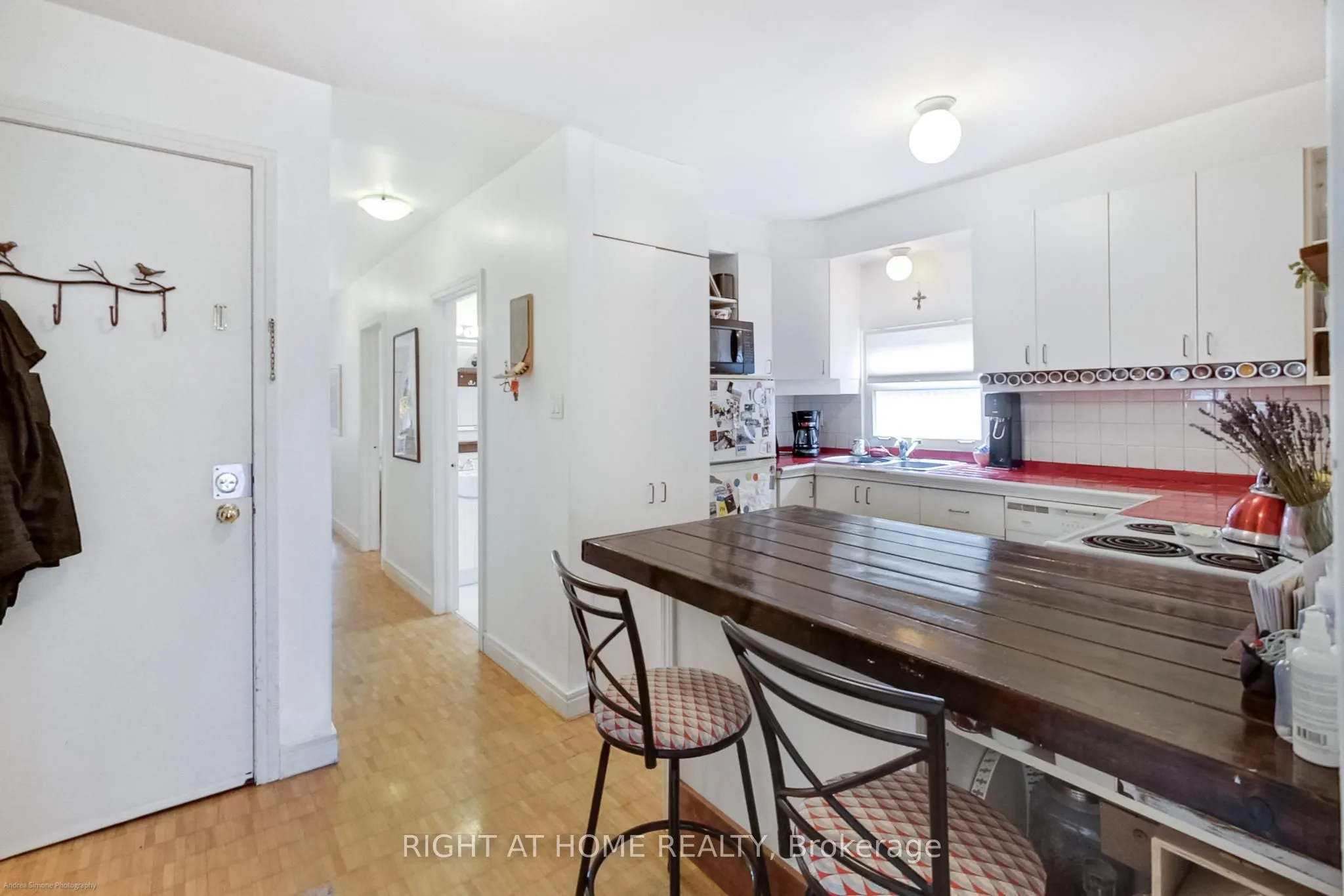 942 Queen Street W
