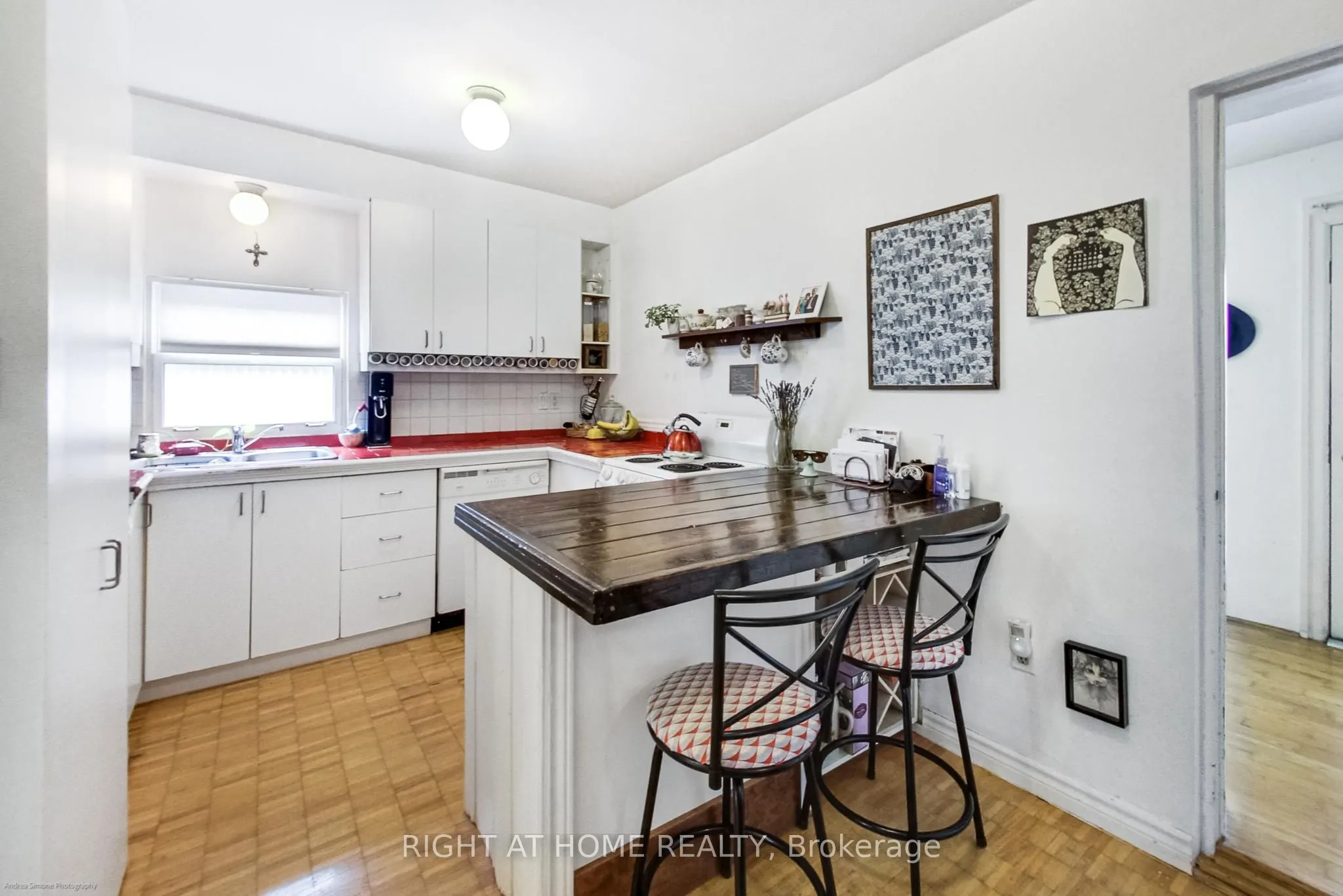 942 Queen Street W