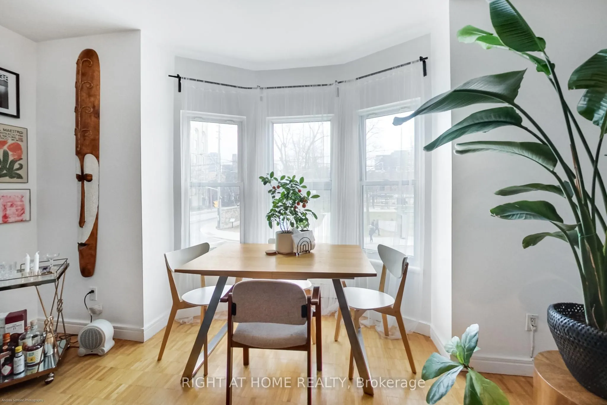 942 Queen Street W