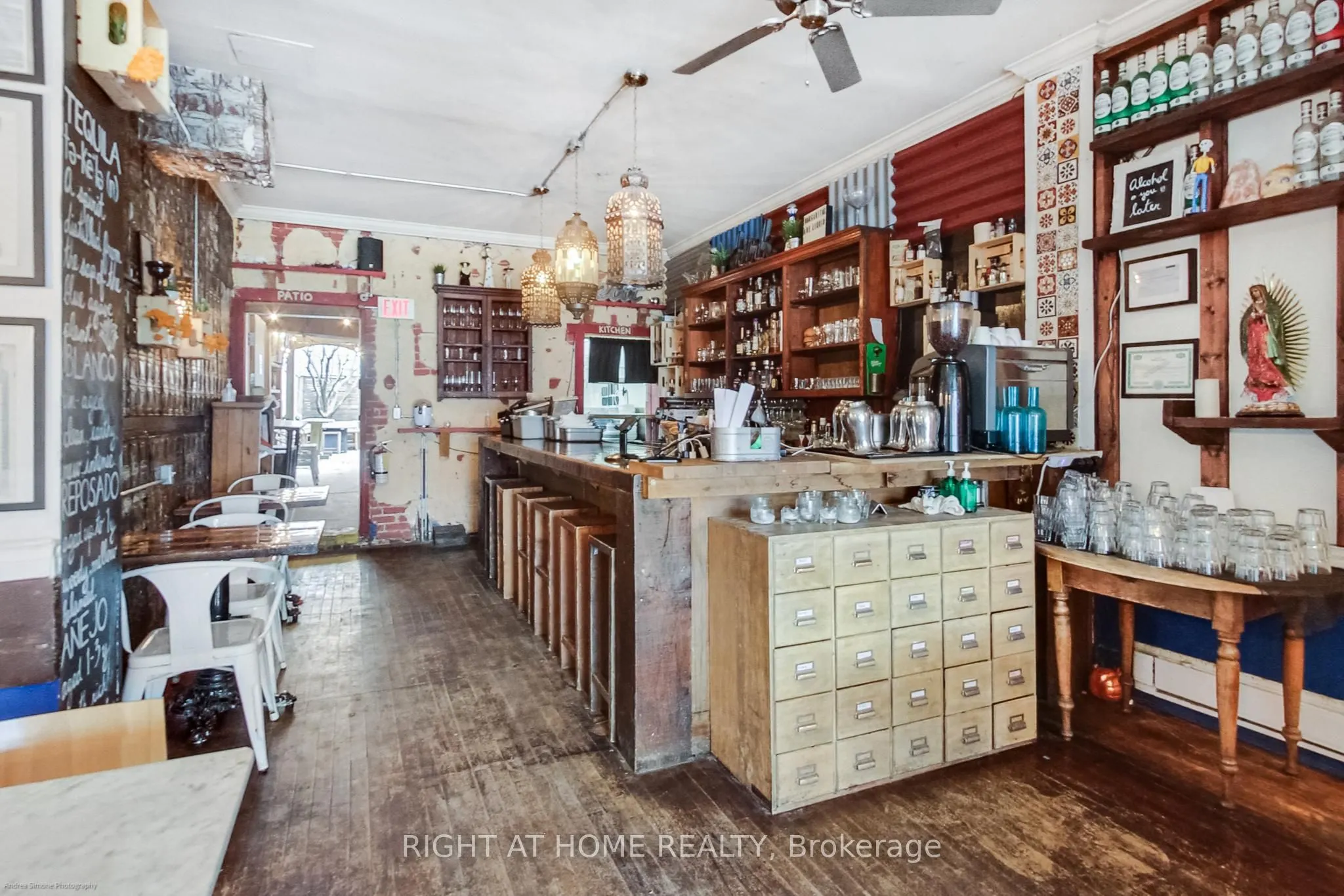 942 Queen Street W