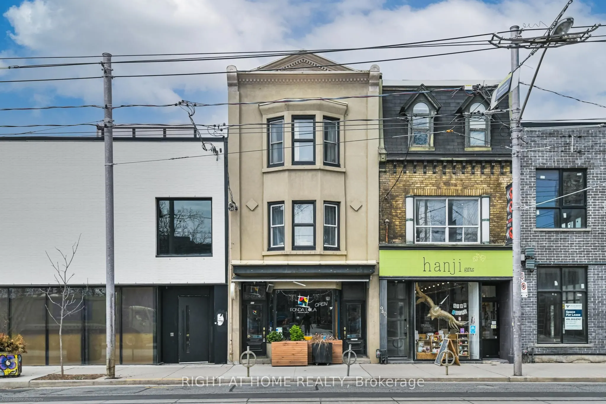 942 Queen Street W