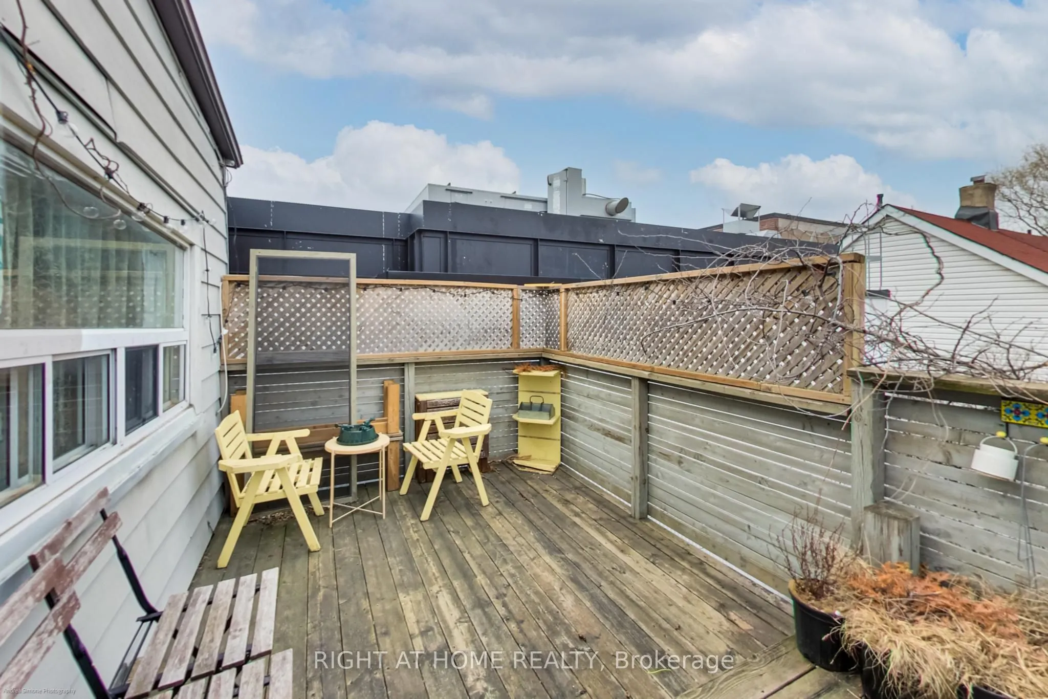 942 Queen Street W