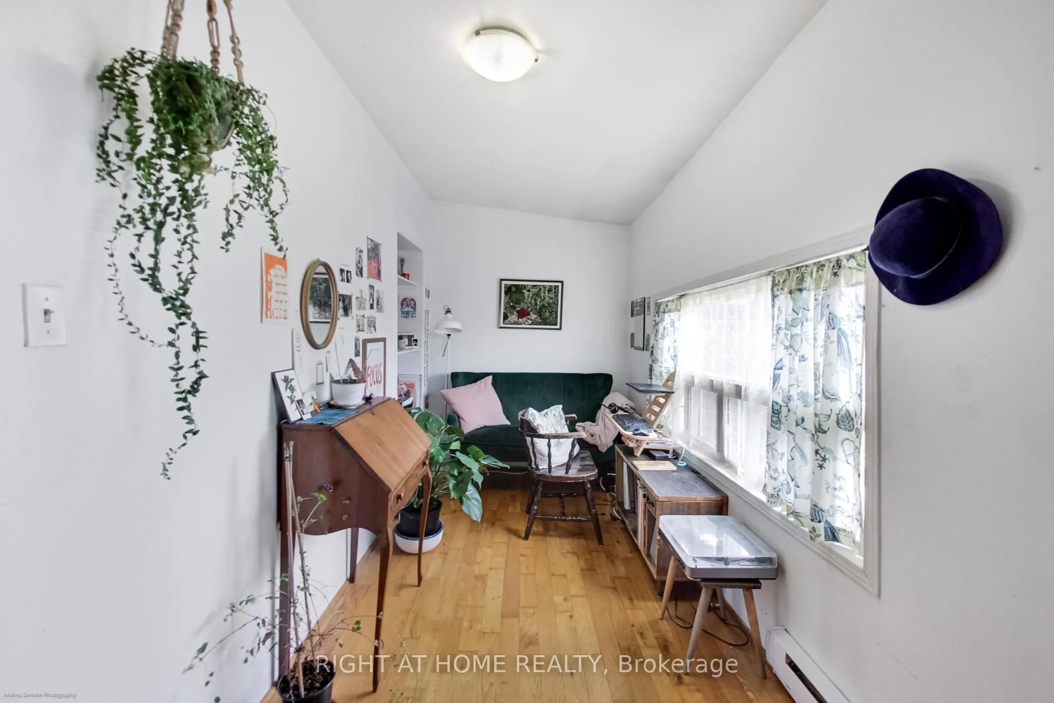 942 Queen Street W