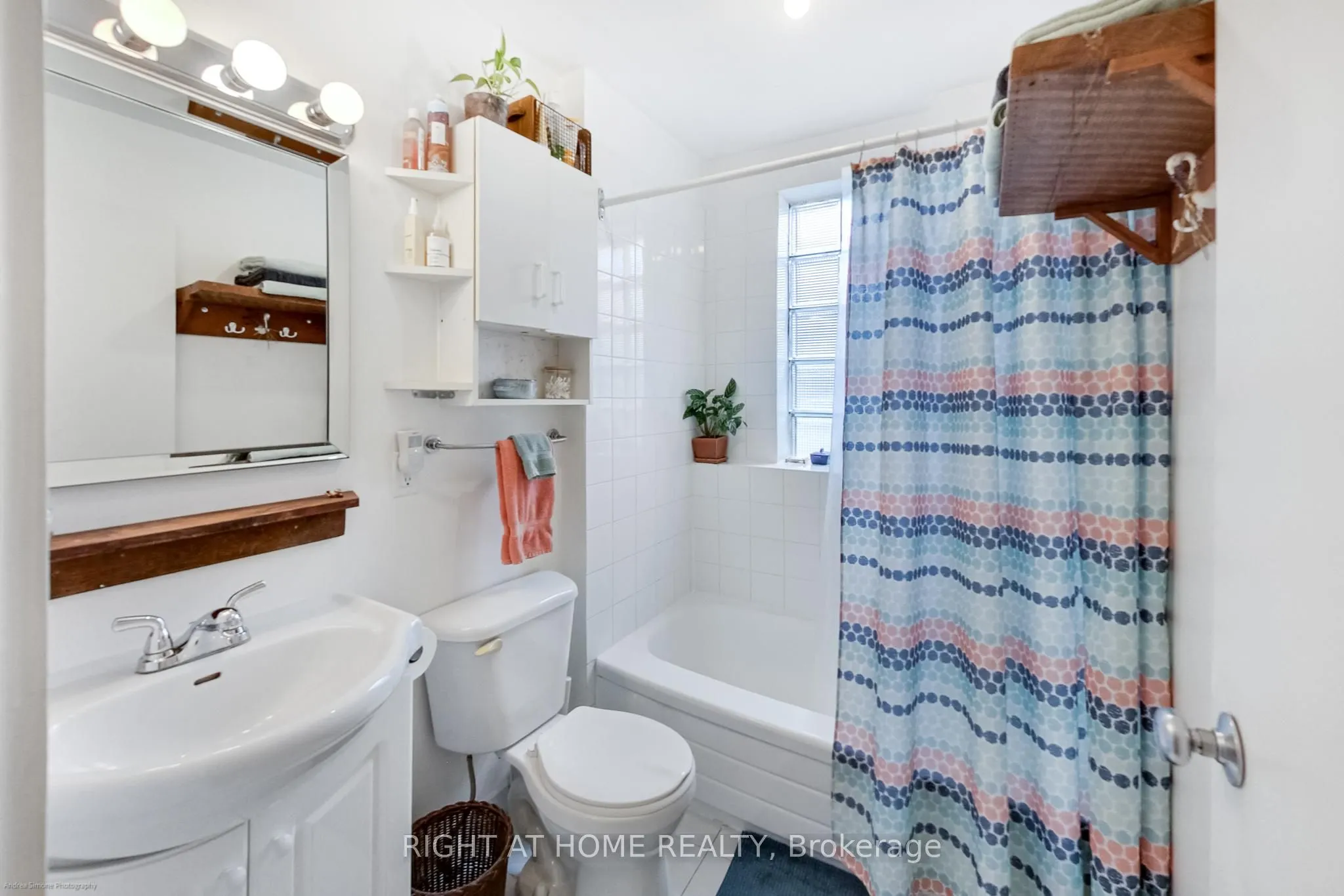 942 Queen Street W
