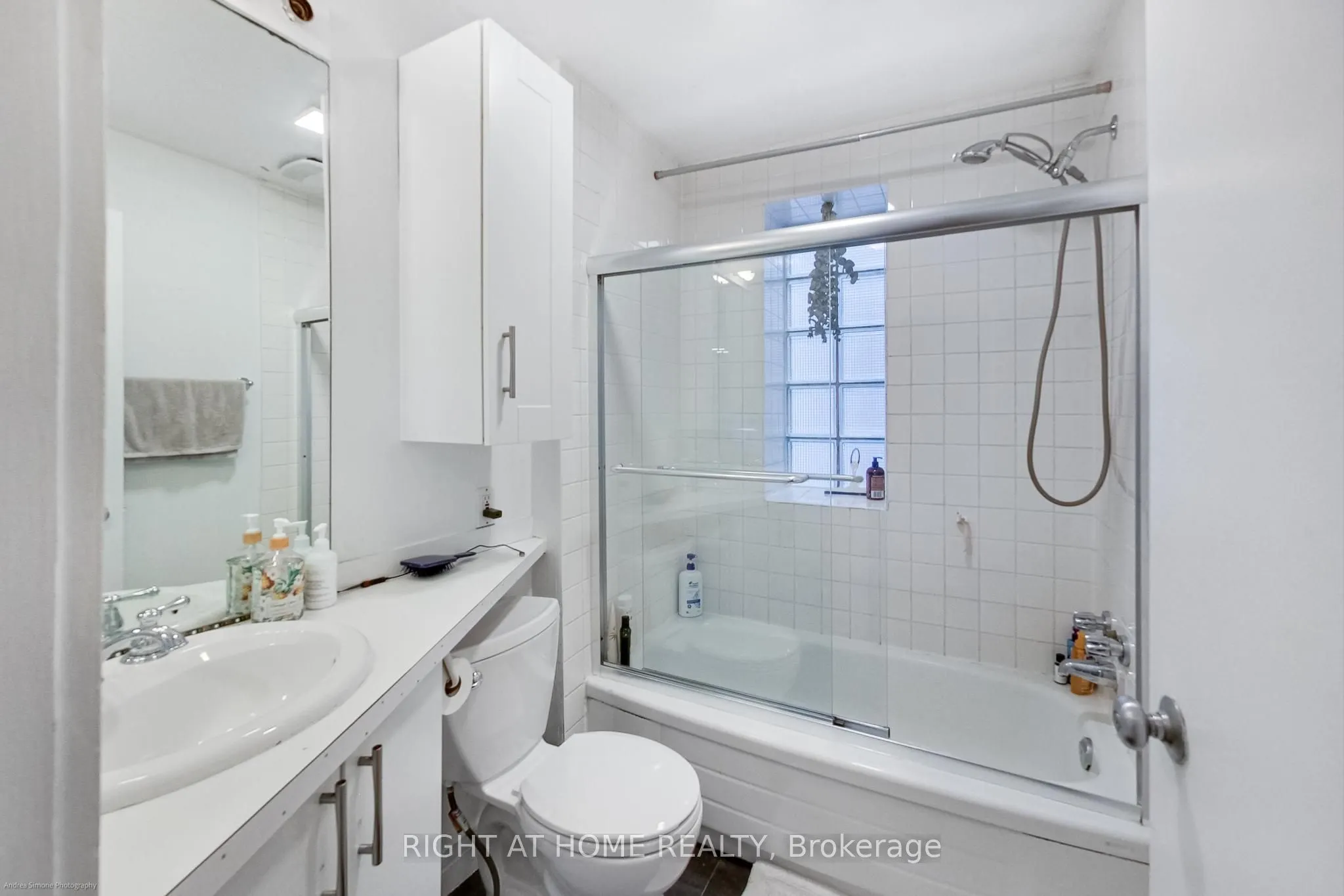 942 Queen Street W
