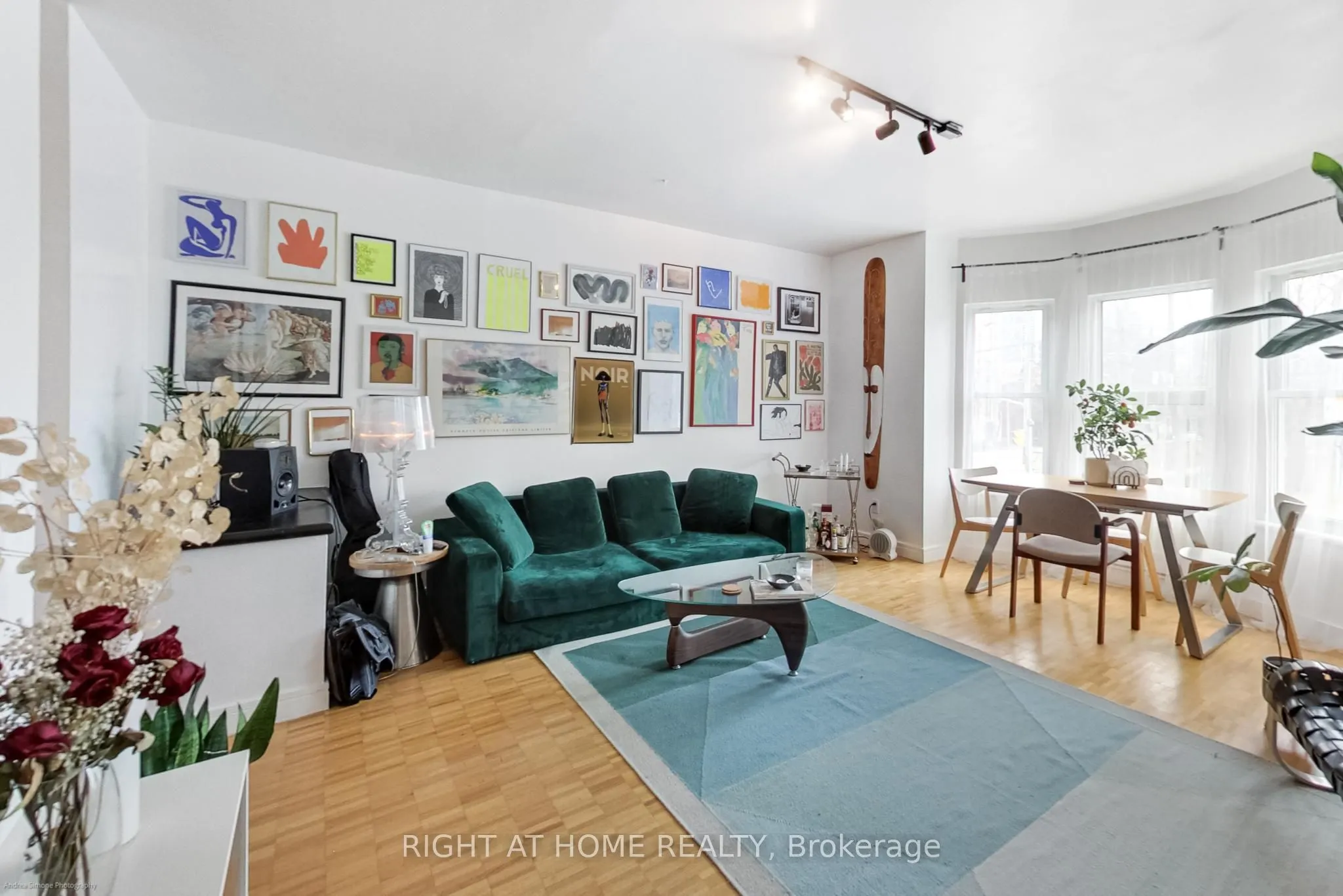 942 Queen Street W