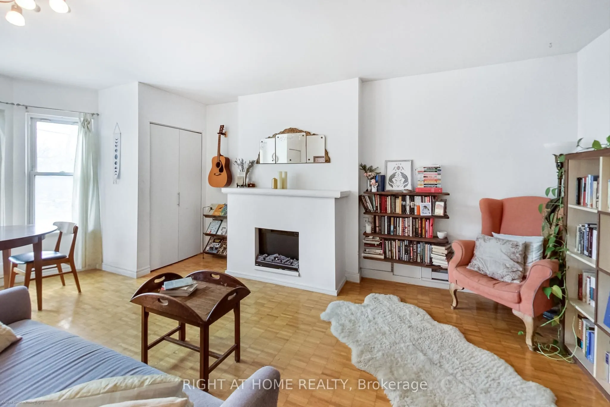 942 Queen Street W