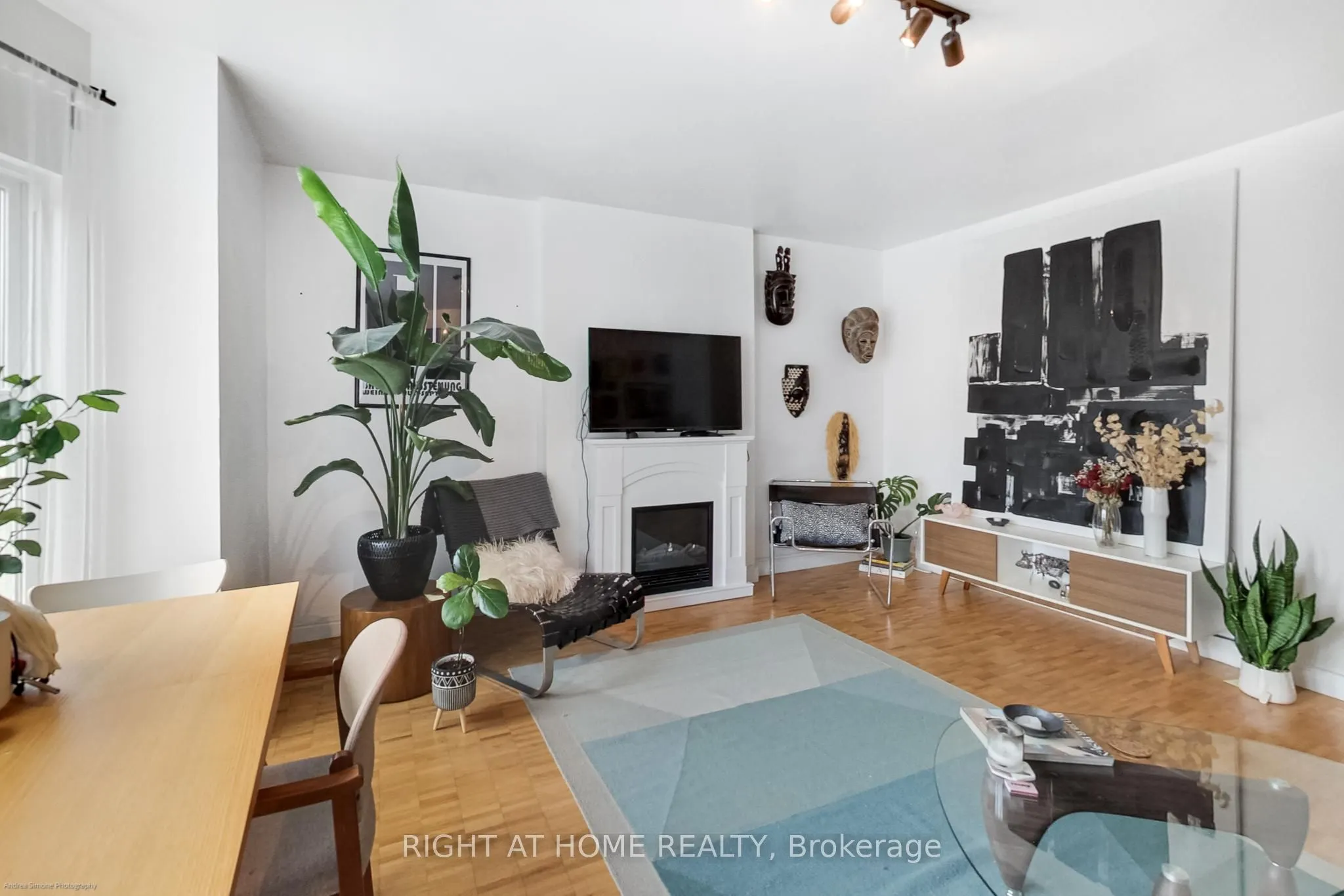 942 Queen Street W