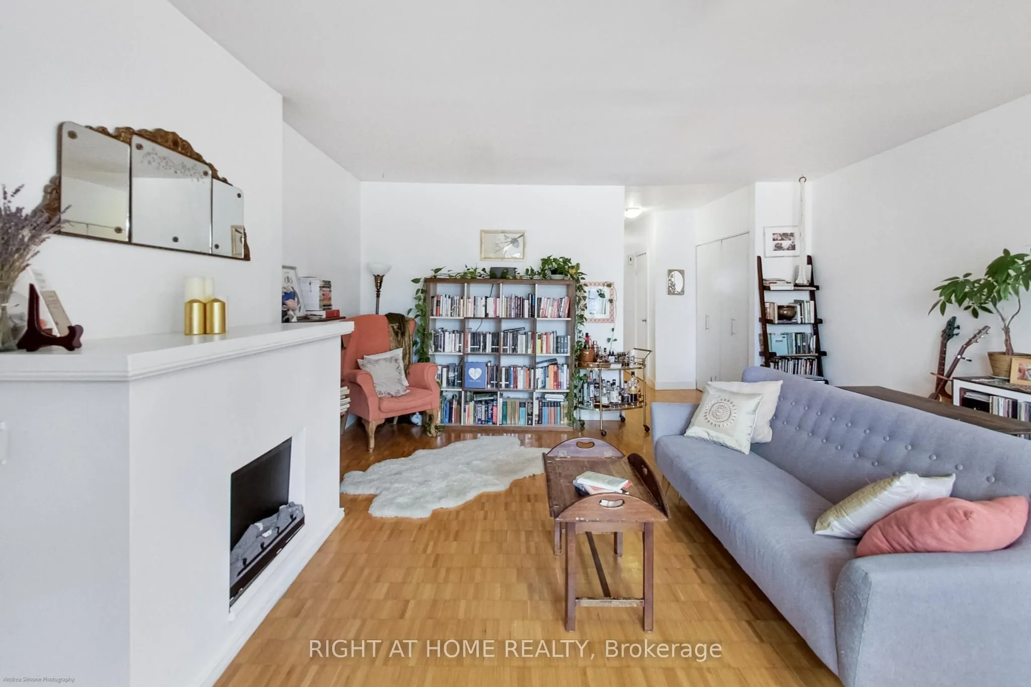 942 Queen Street W