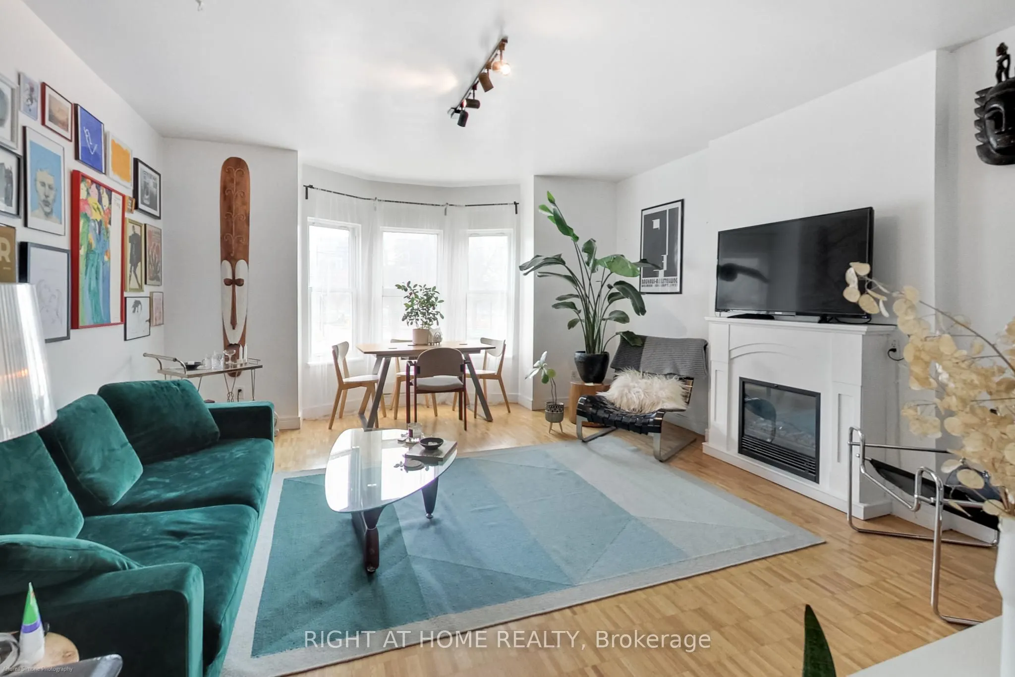 942 Queen Street W
