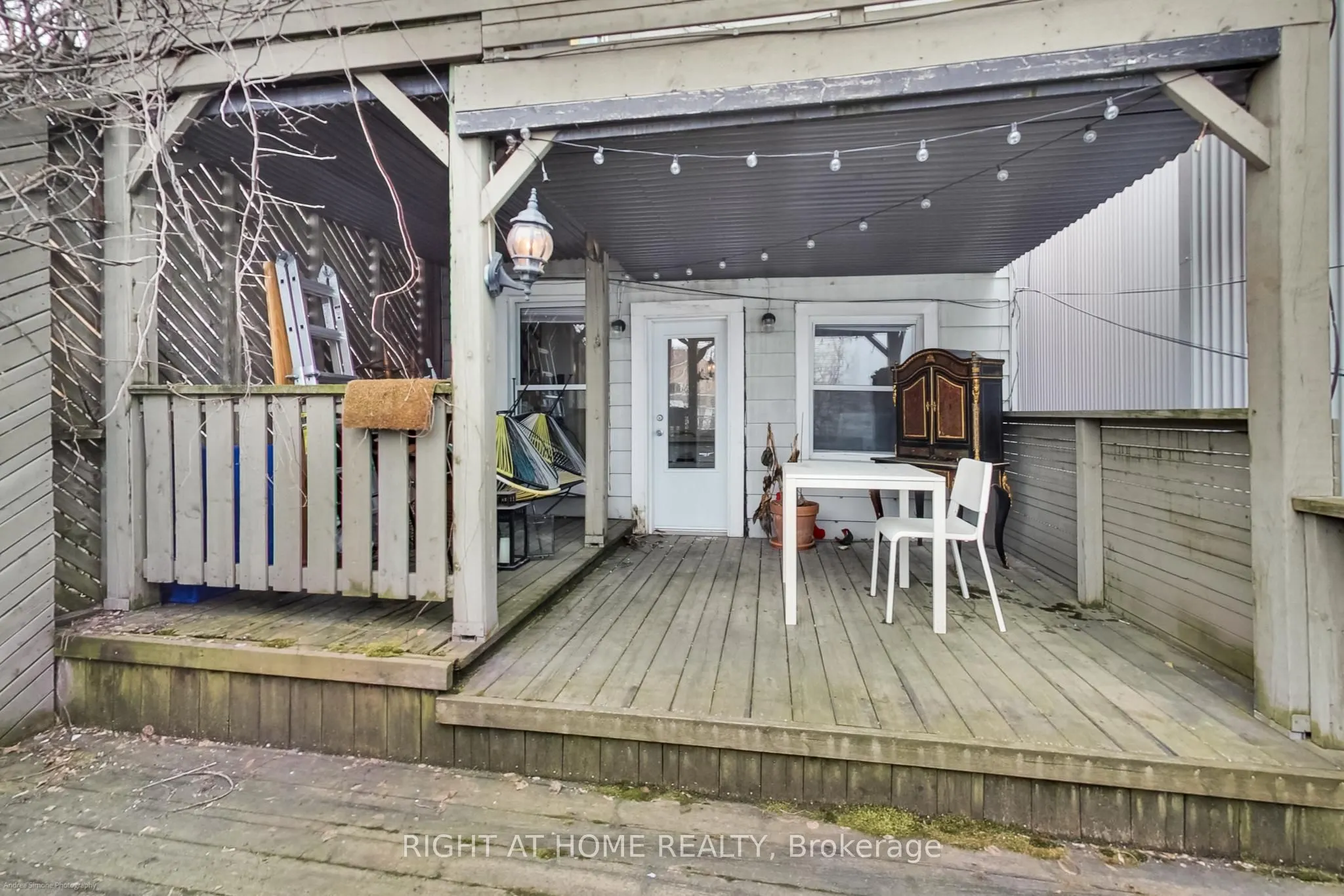 942 Queen Street W
