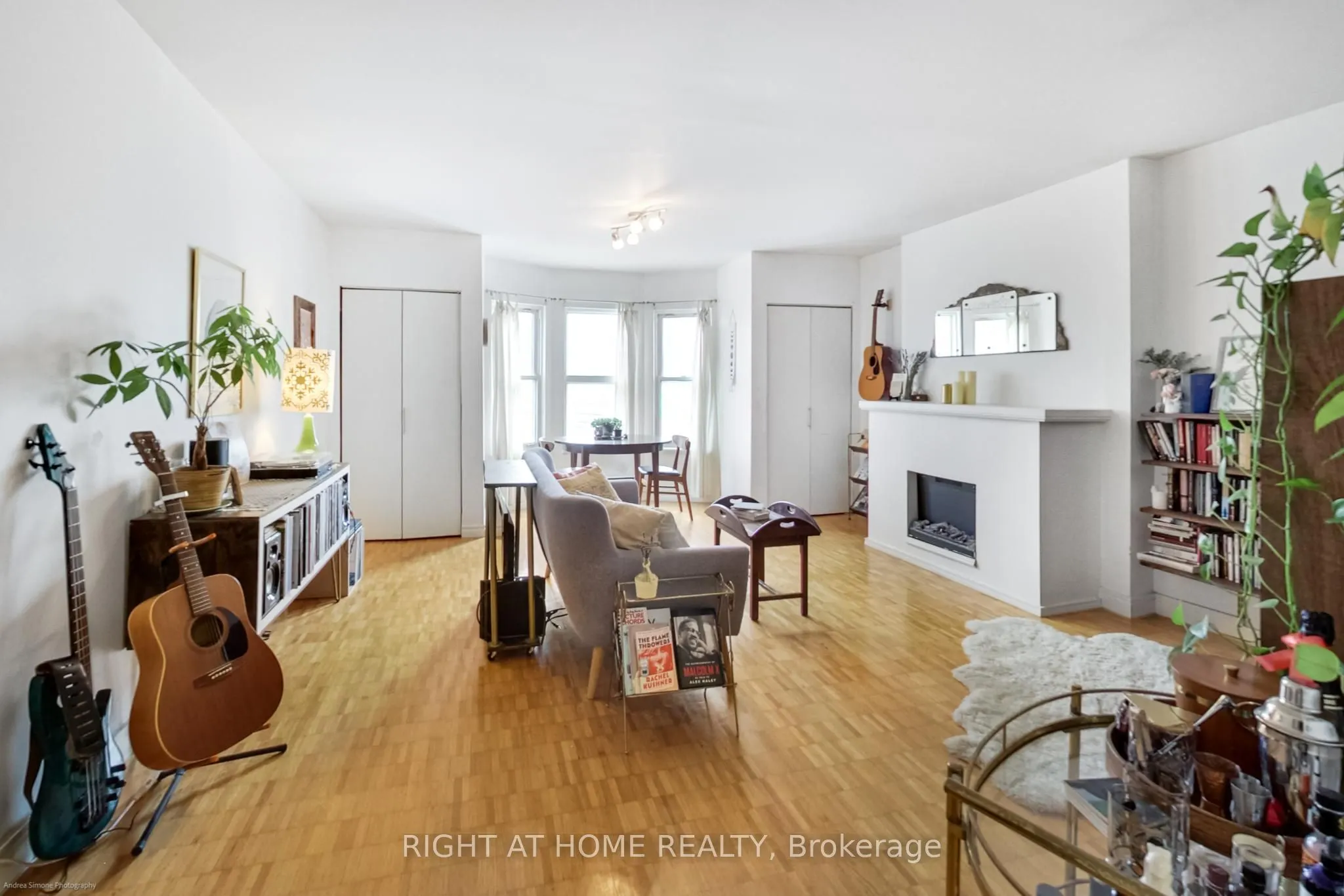 942 Queen Street W