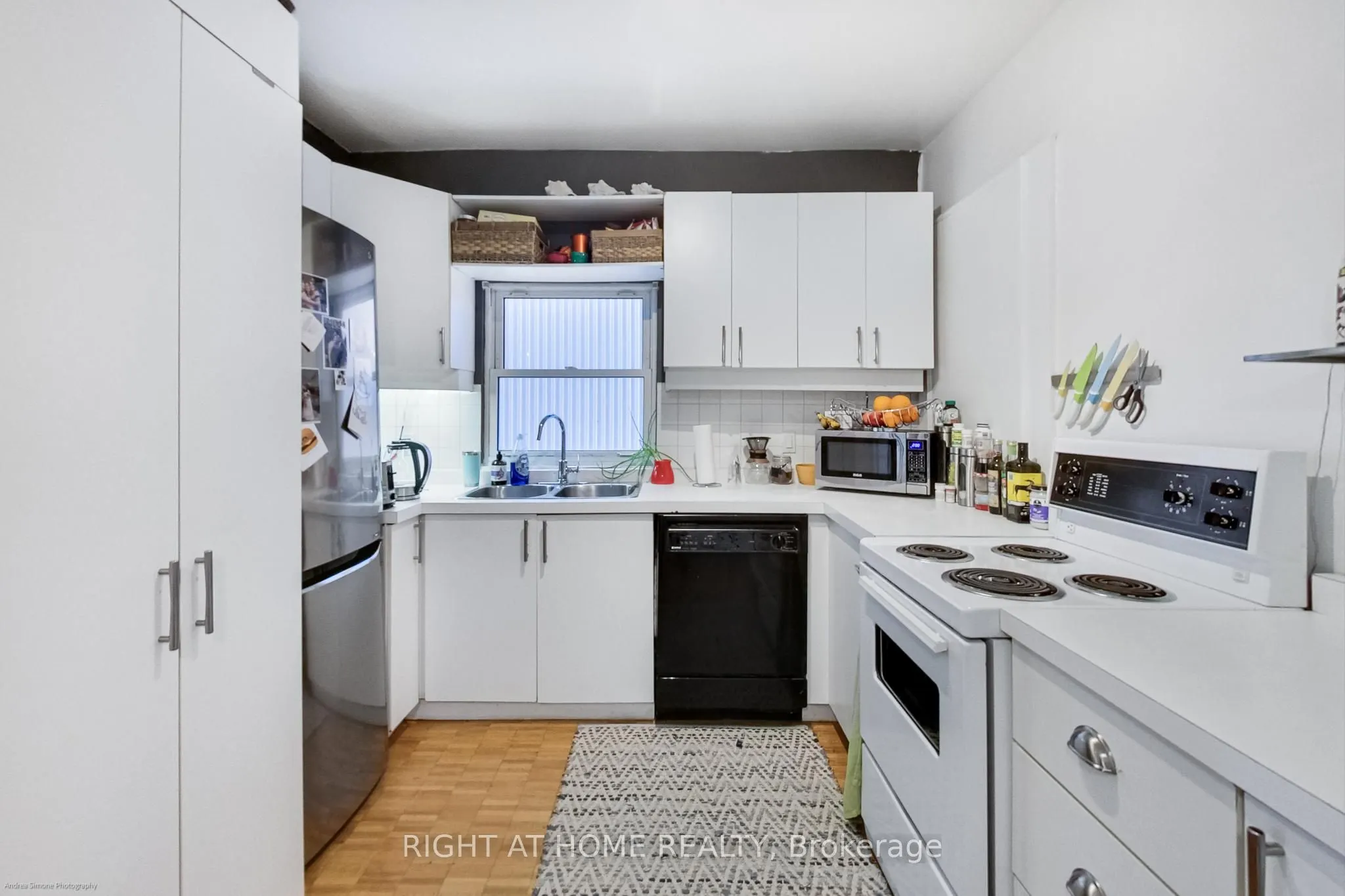 942 Queen Street W