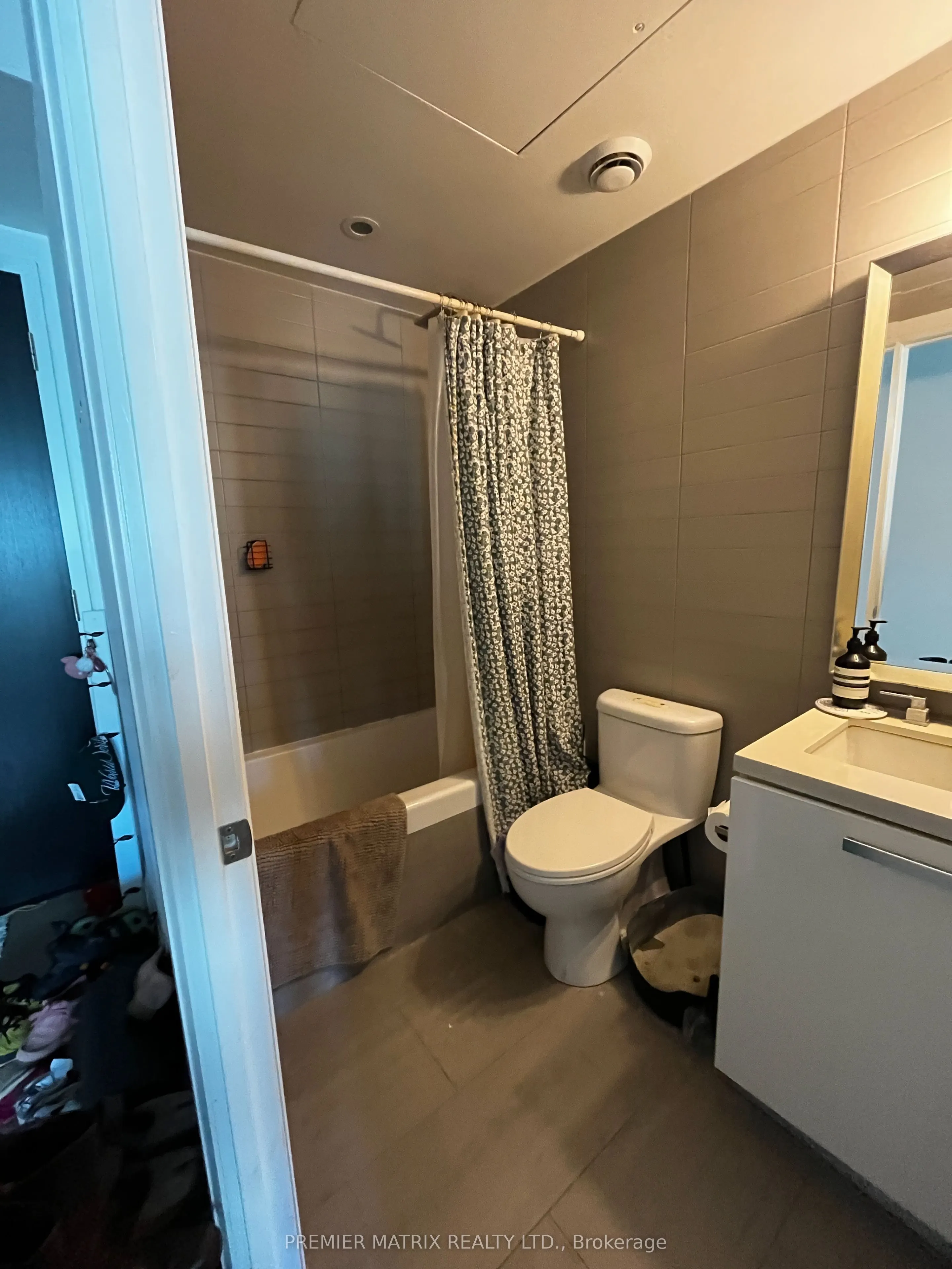 224 King Street W, #1102