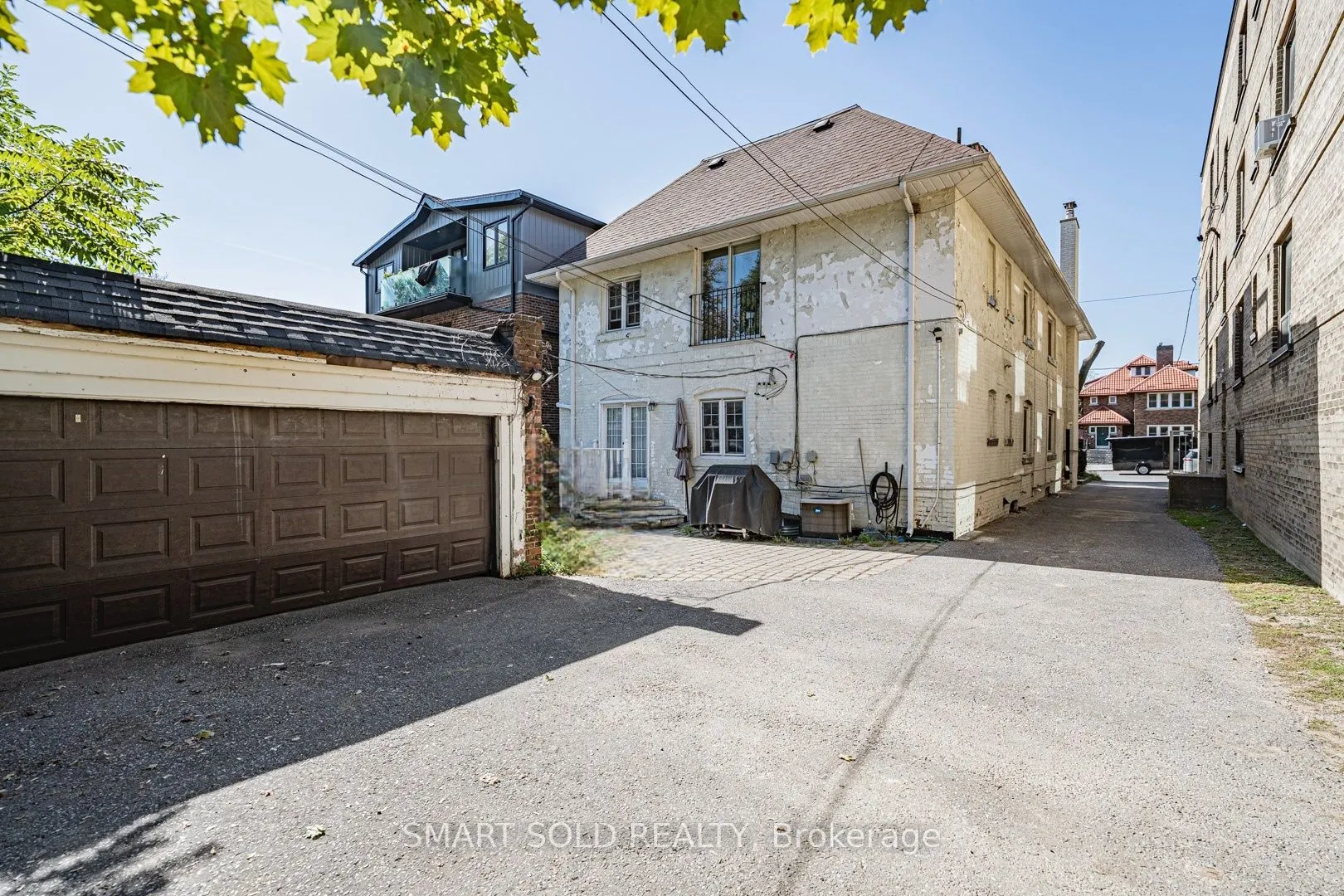 889 Avenue Road