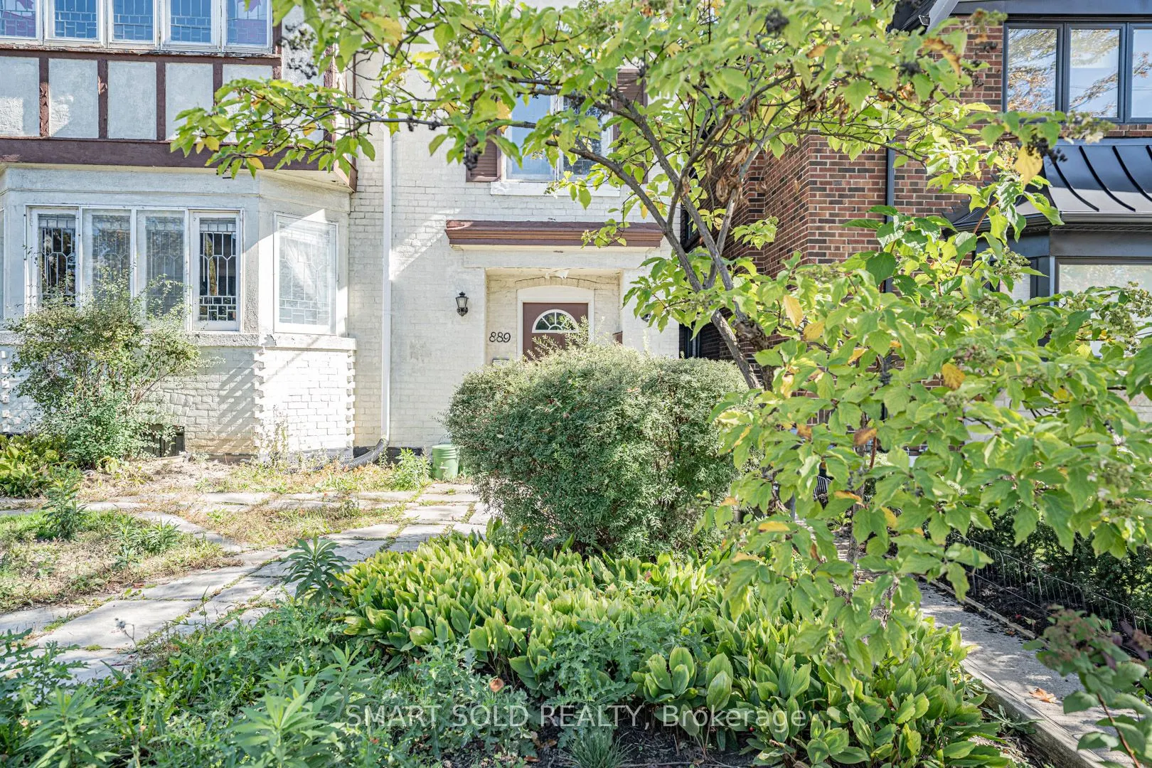 889 Avenue Road