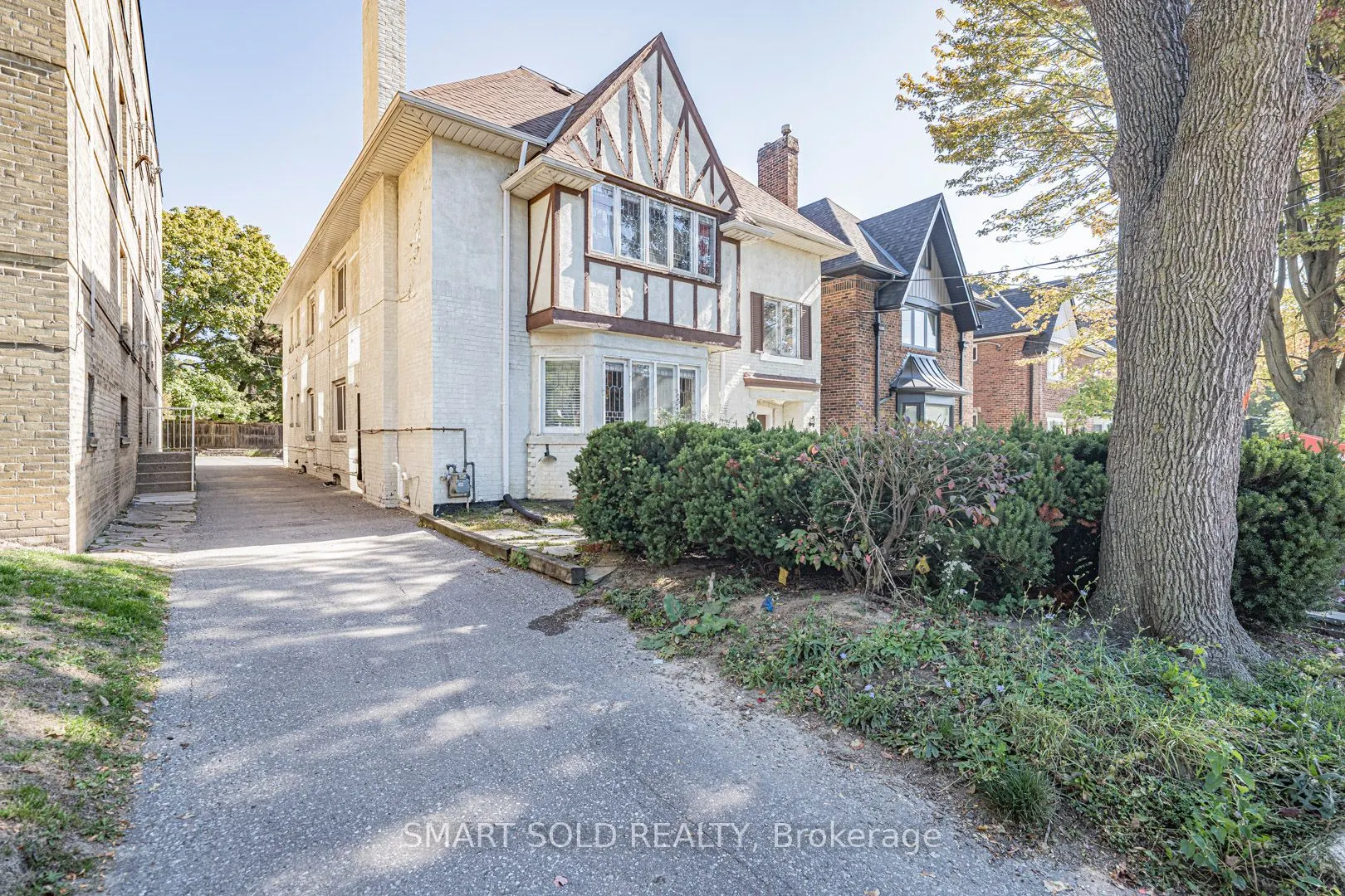 889 Avenue Road