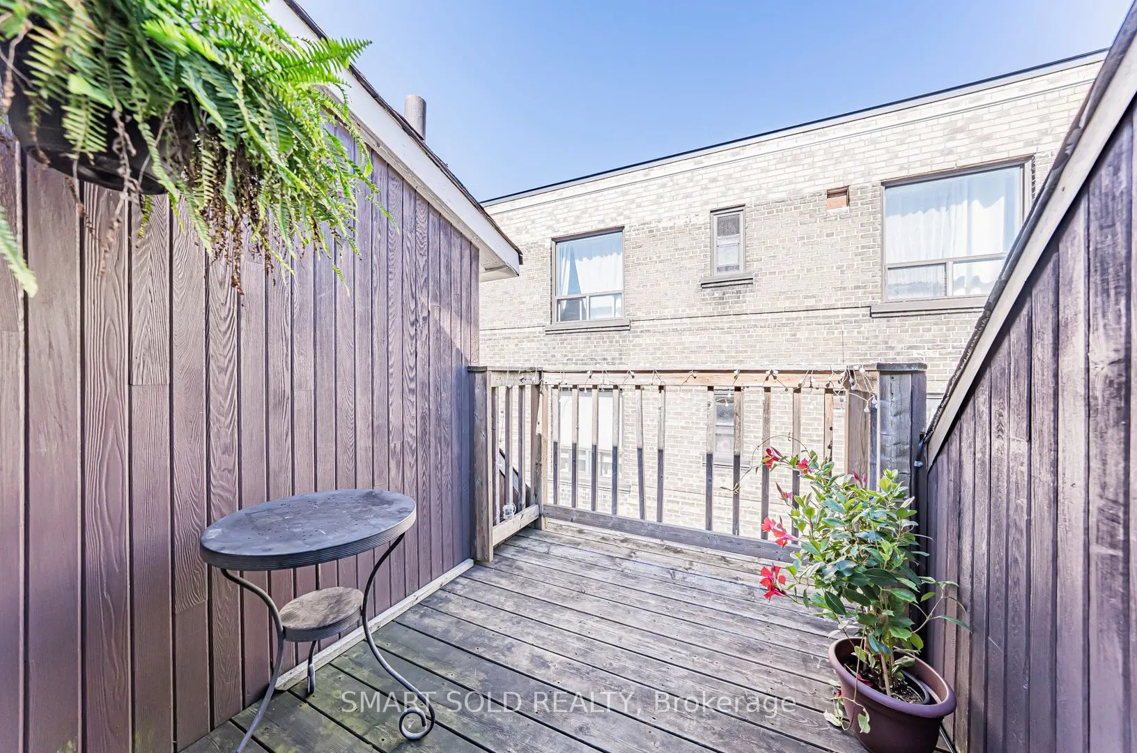 889 Avenue Road