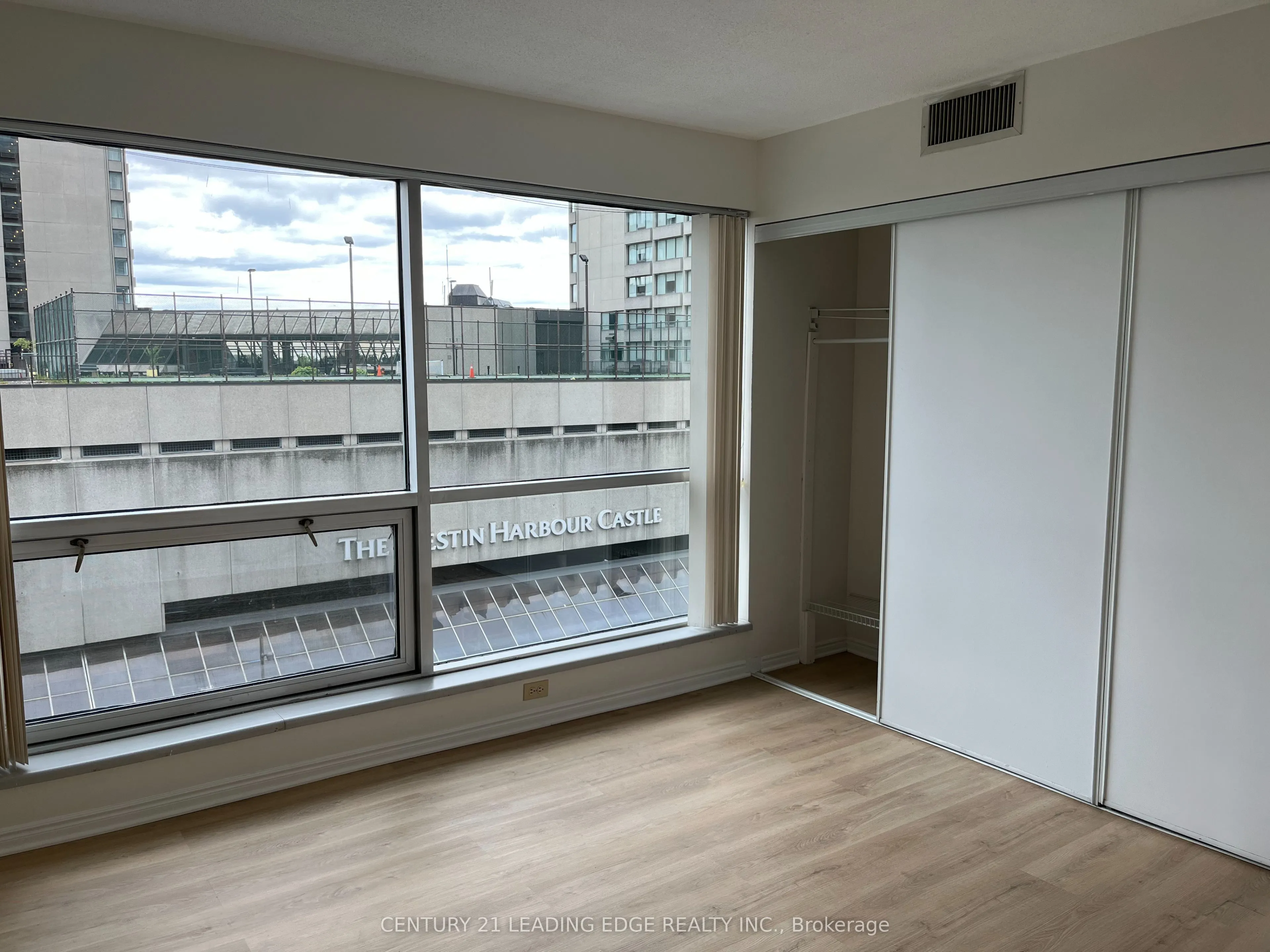 10 Queens Quay W, #607