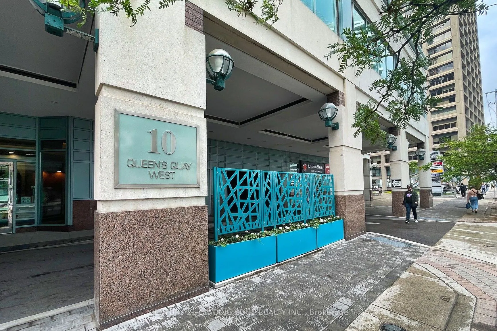 10 Queens Quay W, #607