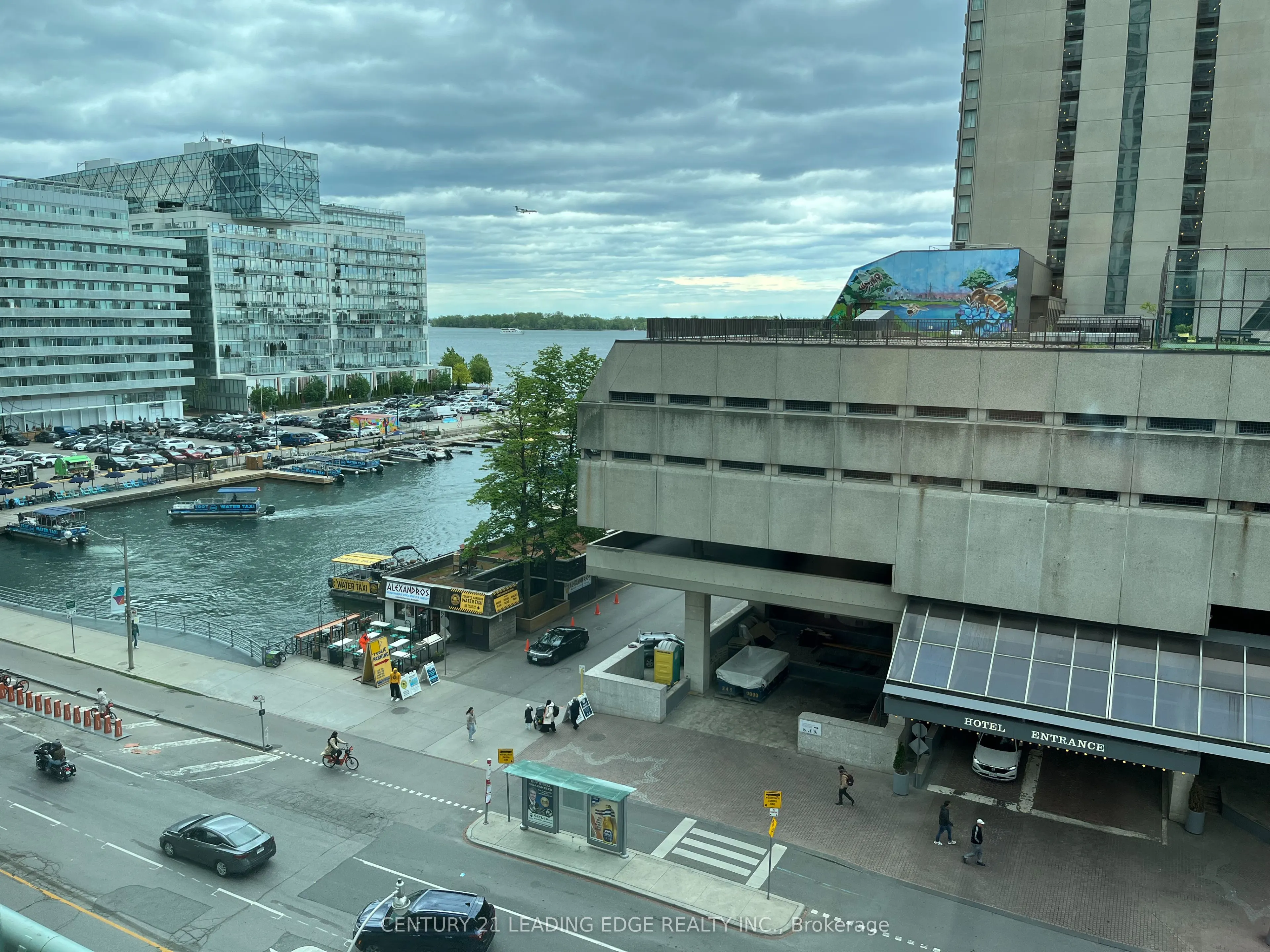 10 Queens Quay W, #607