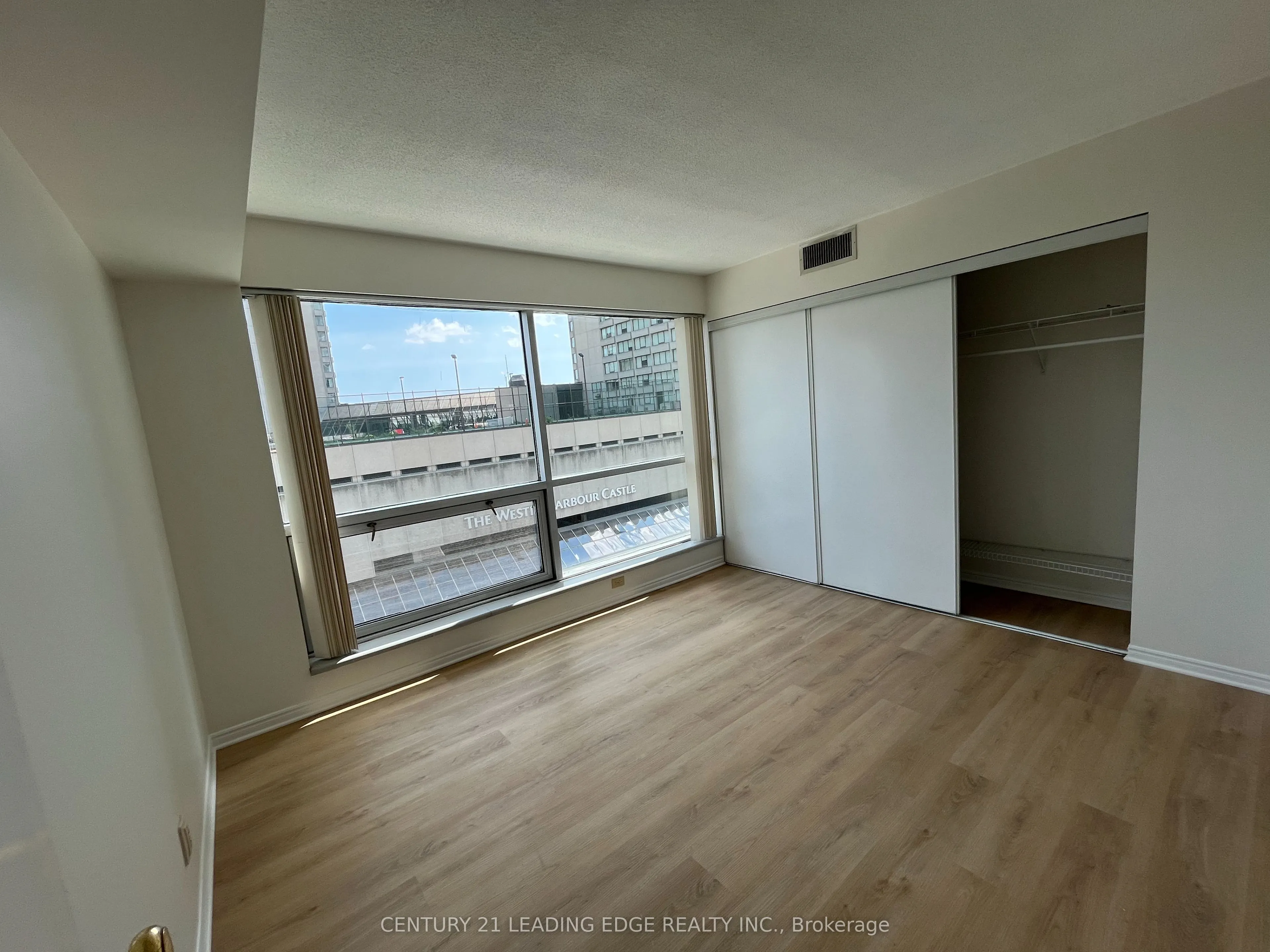 10 Queens Quay W, #607
