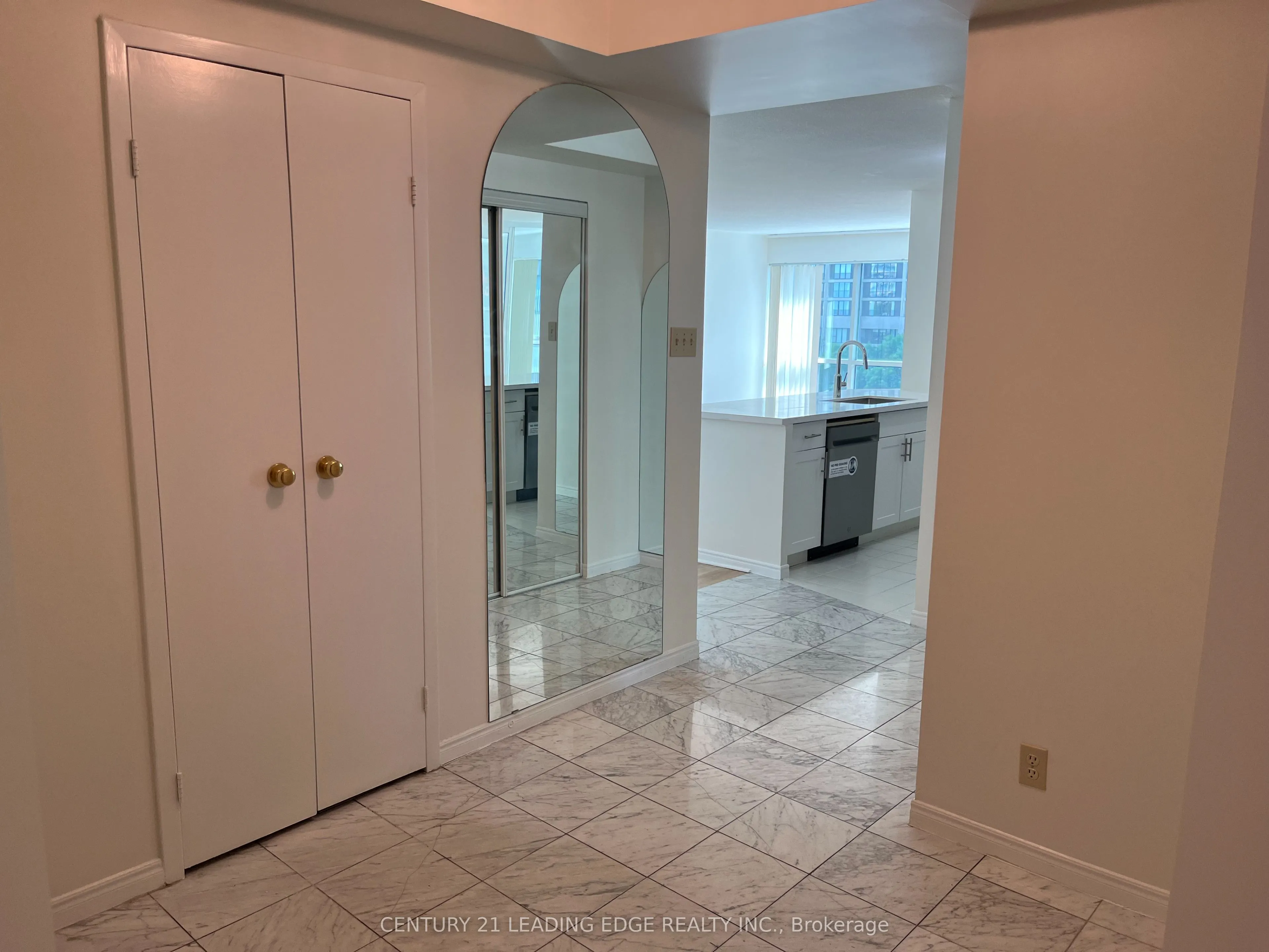 10 Queens Quay W, #607