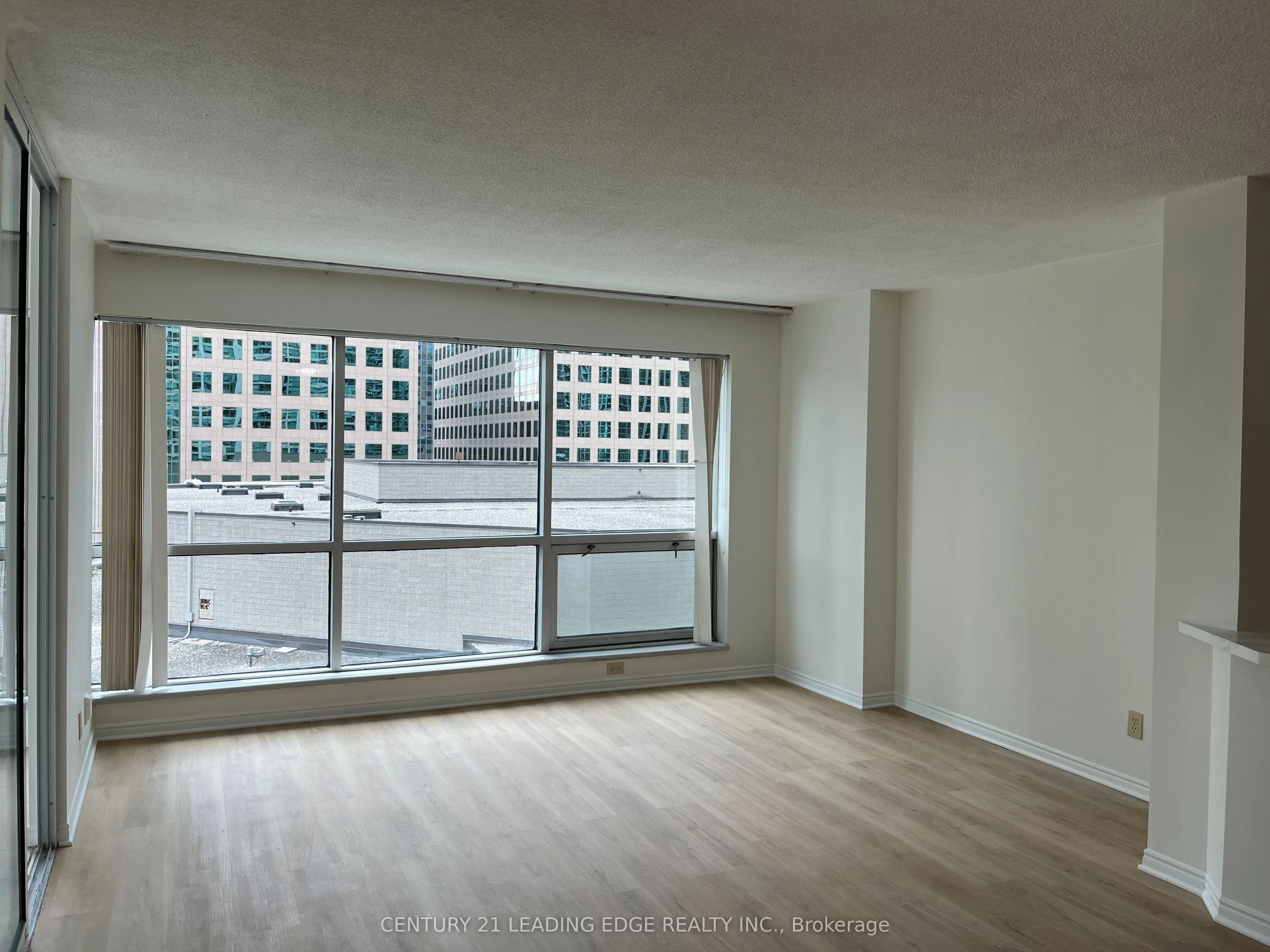 10 Queens Quay W, #607