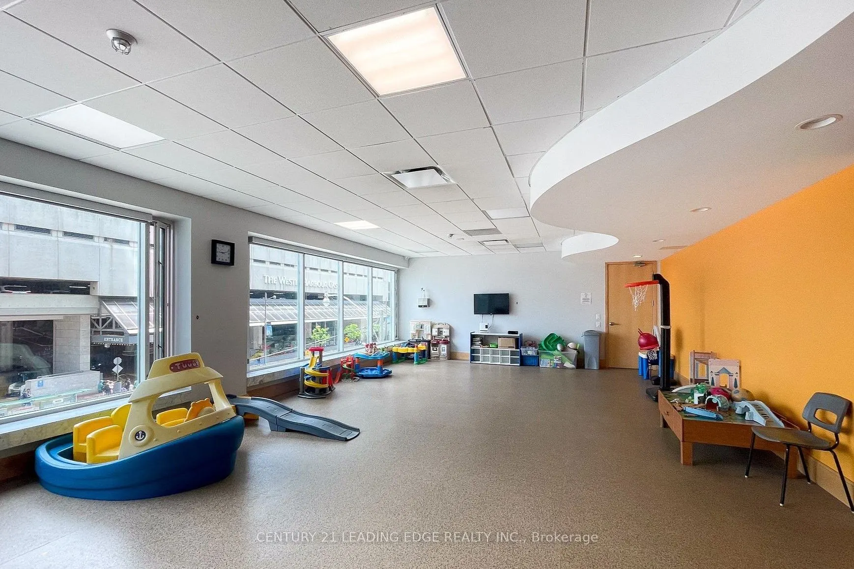 10 Queens Quay W, #607