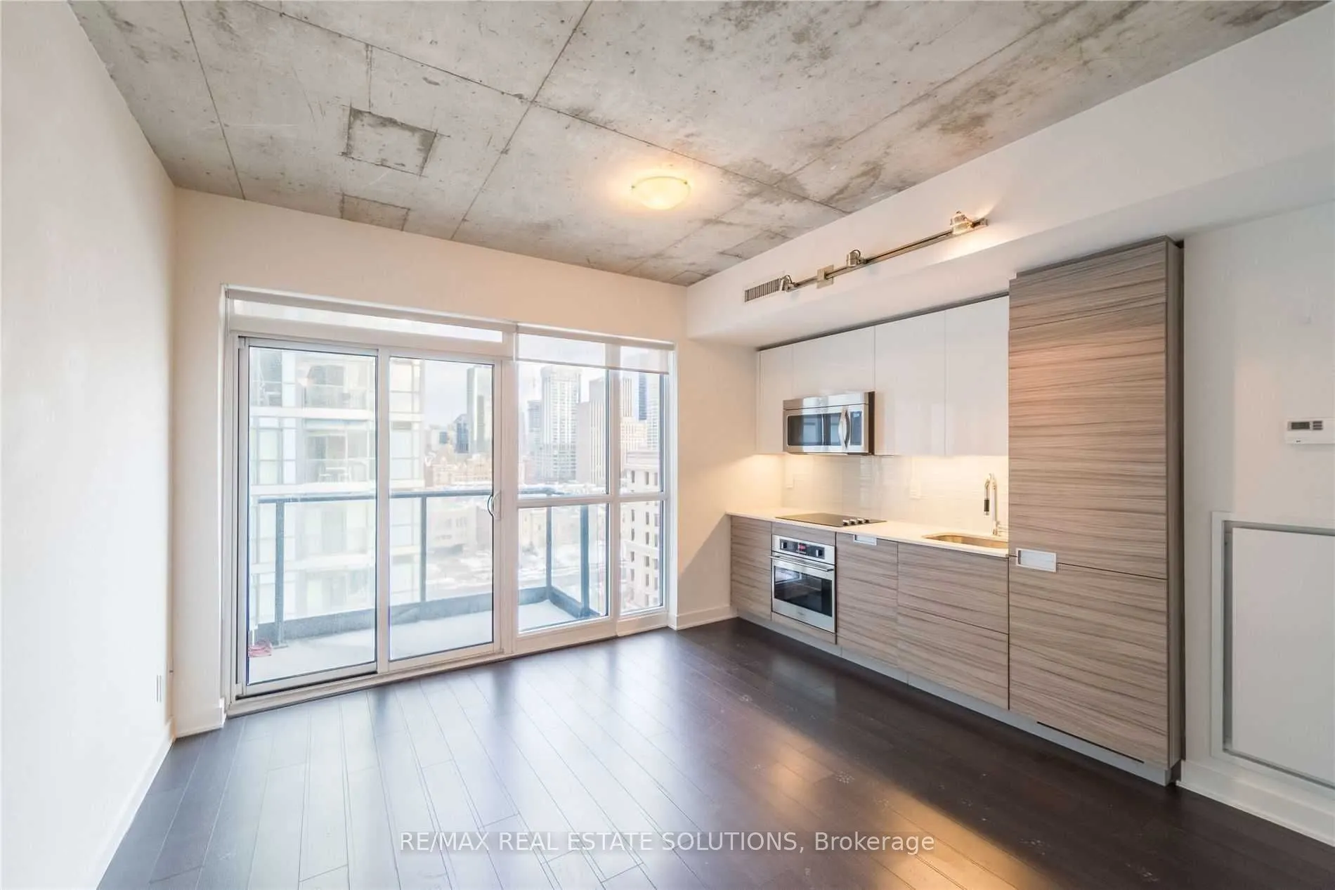 210 Simcoe Street, #1303