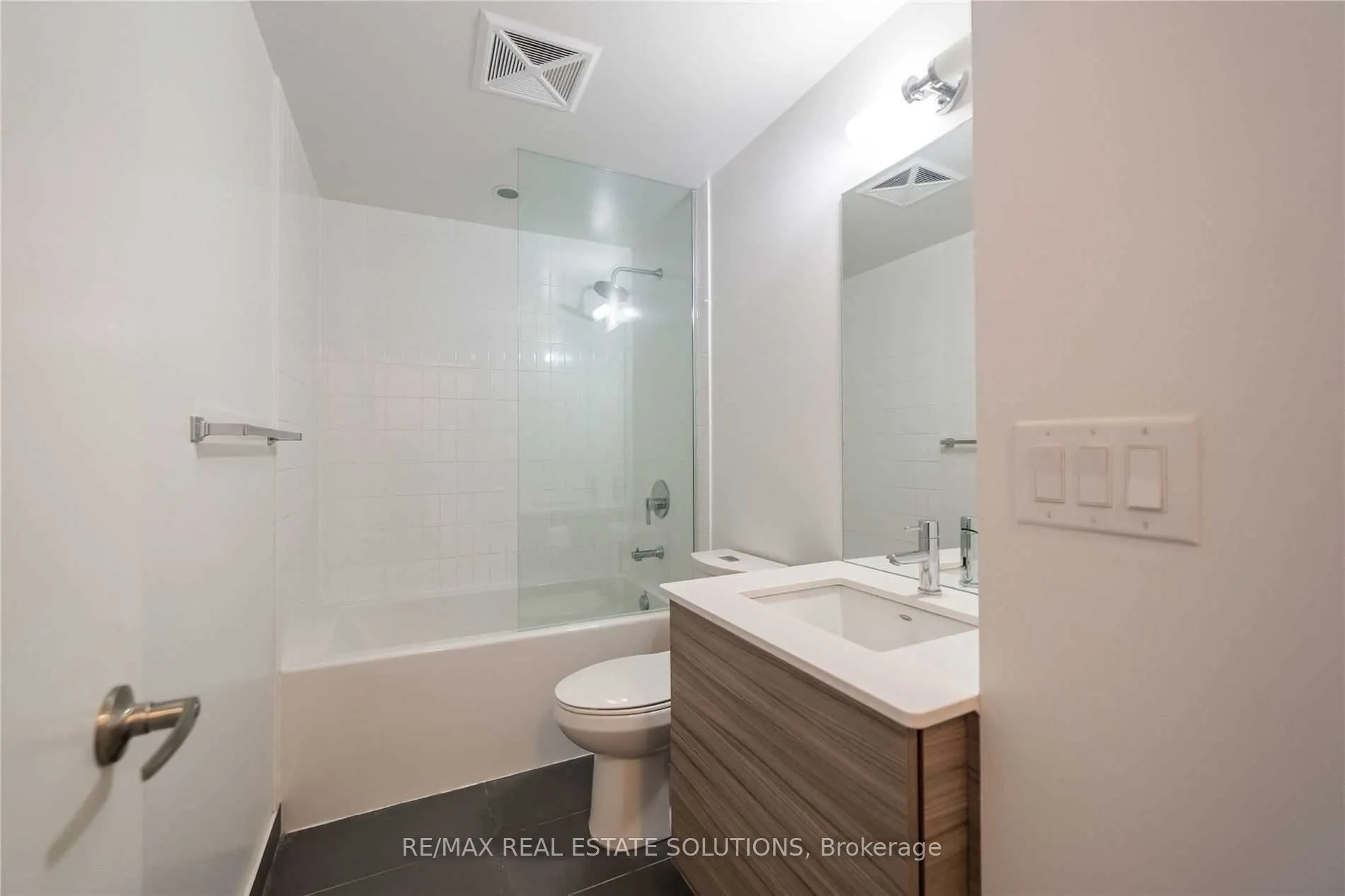 210 Simcoe Street, #1303