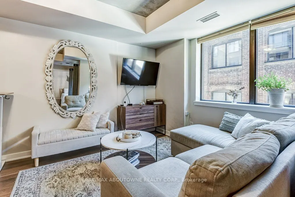 400 Wellington Street W, #212