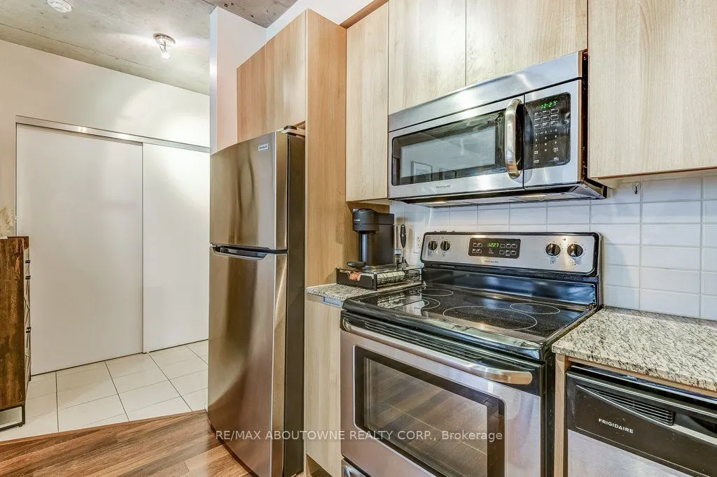 400 Wellington Street W, #212
