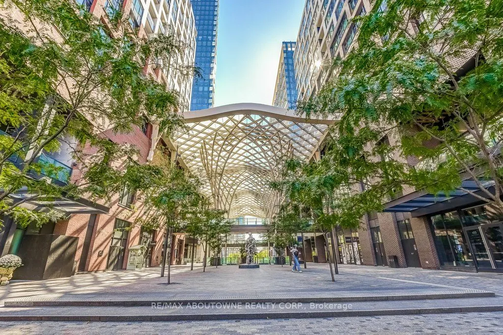 400 Wellington Street W, #212