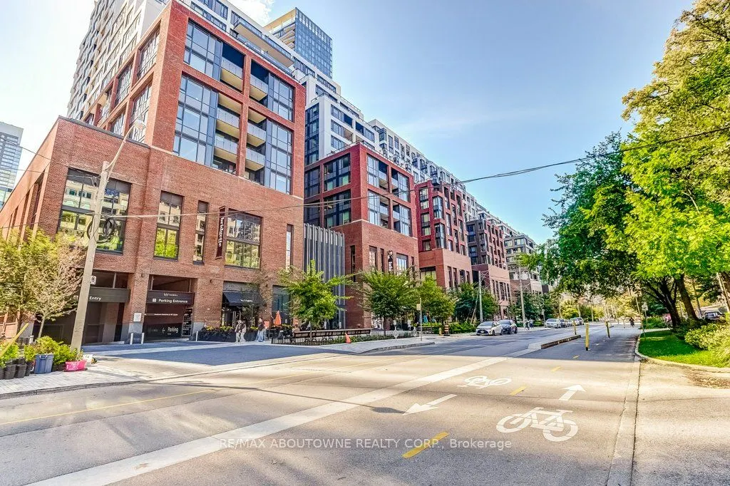400 Wellington Street W, #212