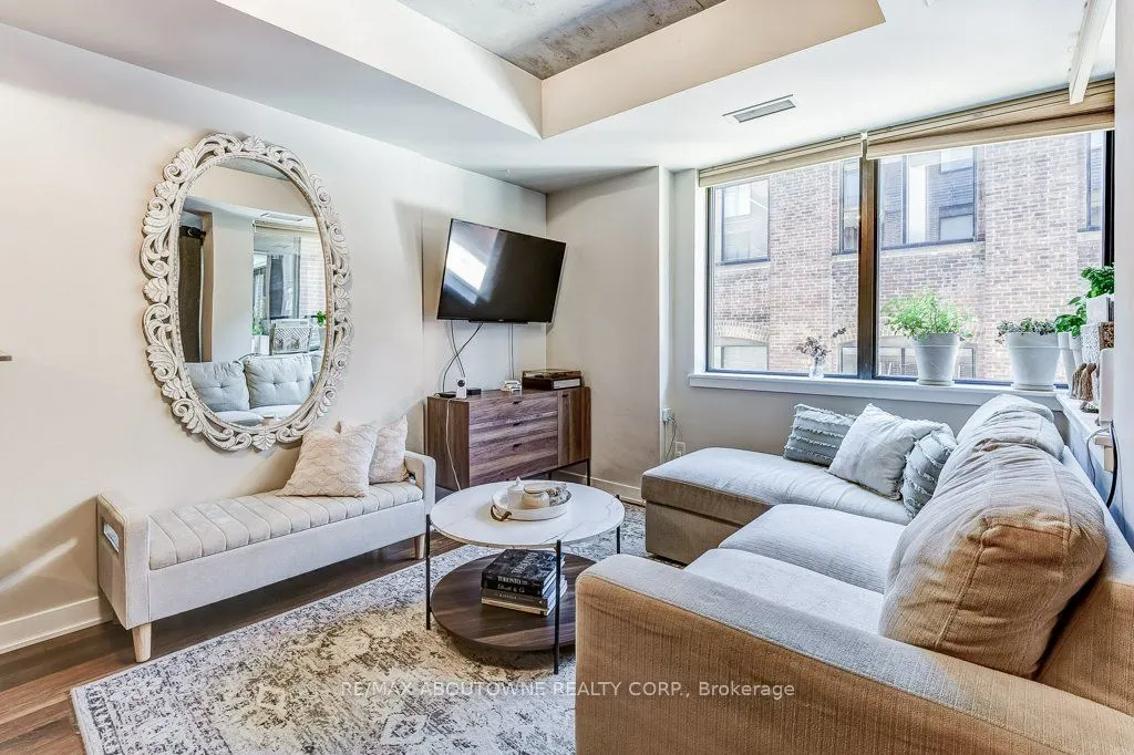 400 Wellington Street W, #212