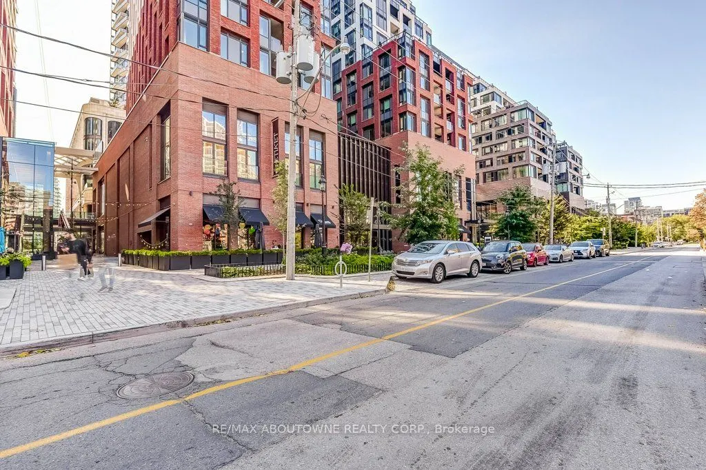 400 Wellington Street W, #212