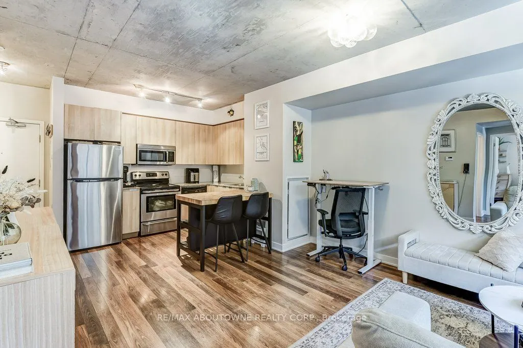 400 Wellington Street W, #212