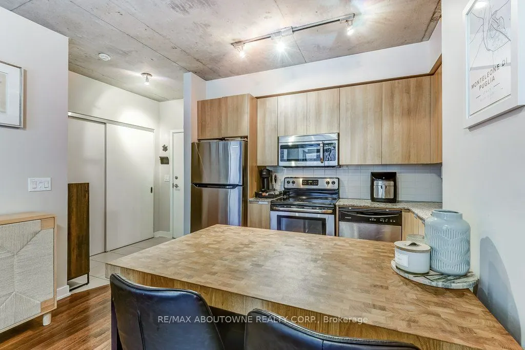 400 Wellington Street W, #212