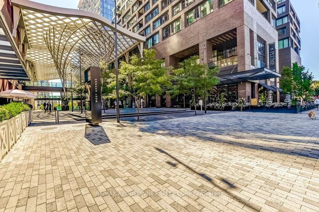 400 Wellington Street W, #212