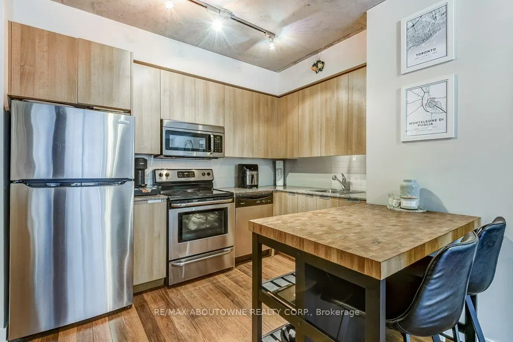 400 Wellington Street W, #212
