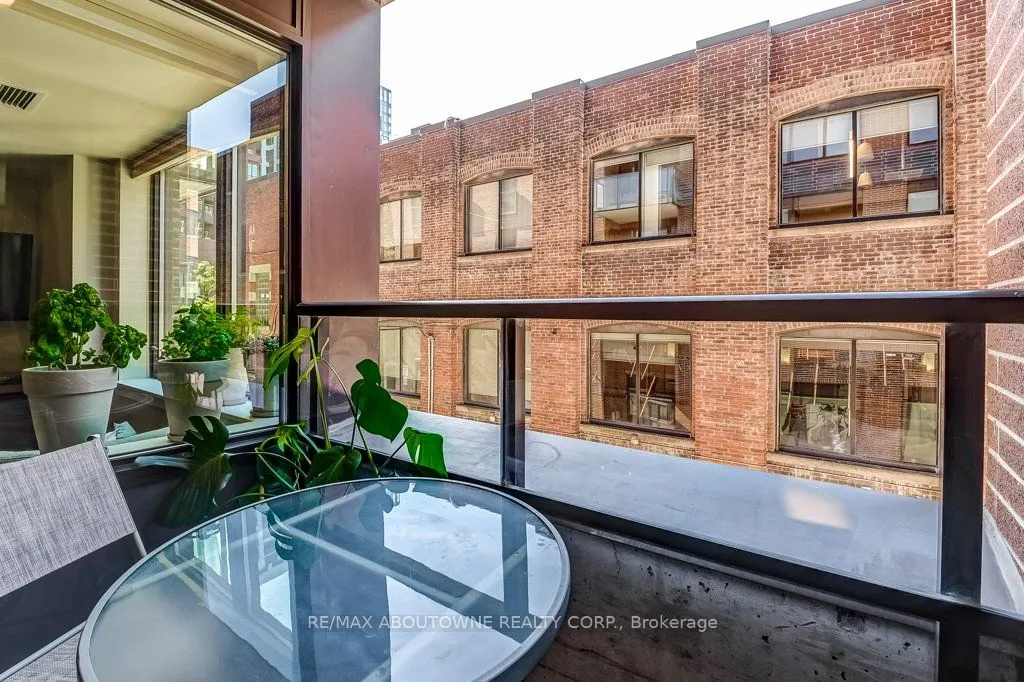 400 Wellington Street W, #212