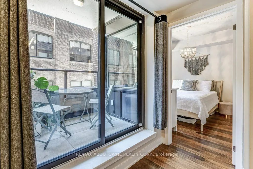 400 Wellington Street W, #212