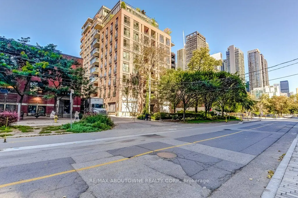 400 Wellington Street W, #212