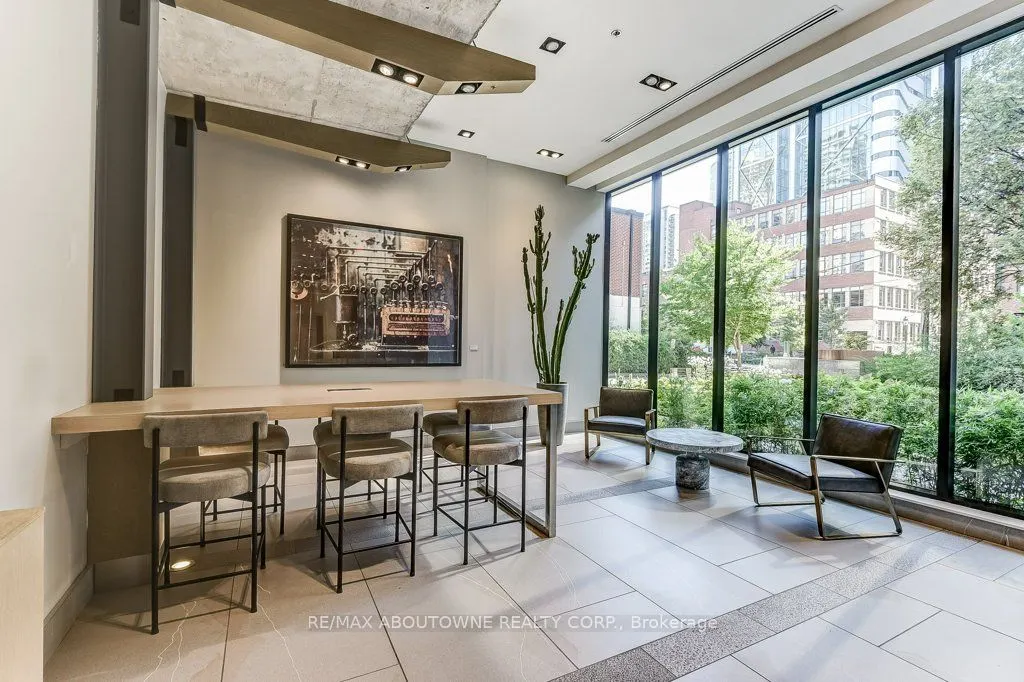 400 Wellington Street W, #212