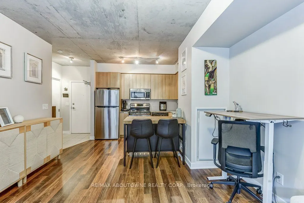 400 Wellington Street W, #212